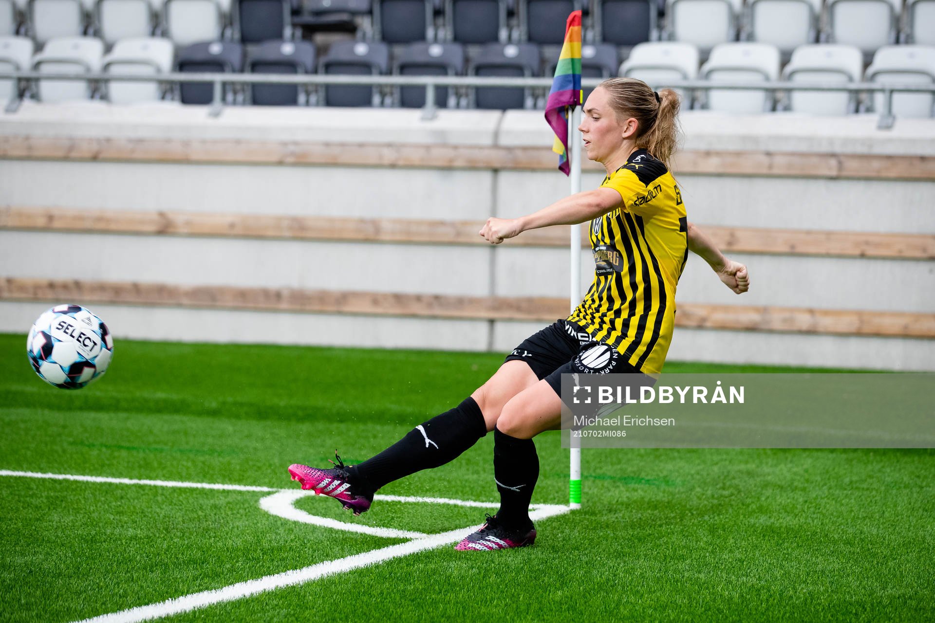 Häckens Elin Rubensson slår en hörna