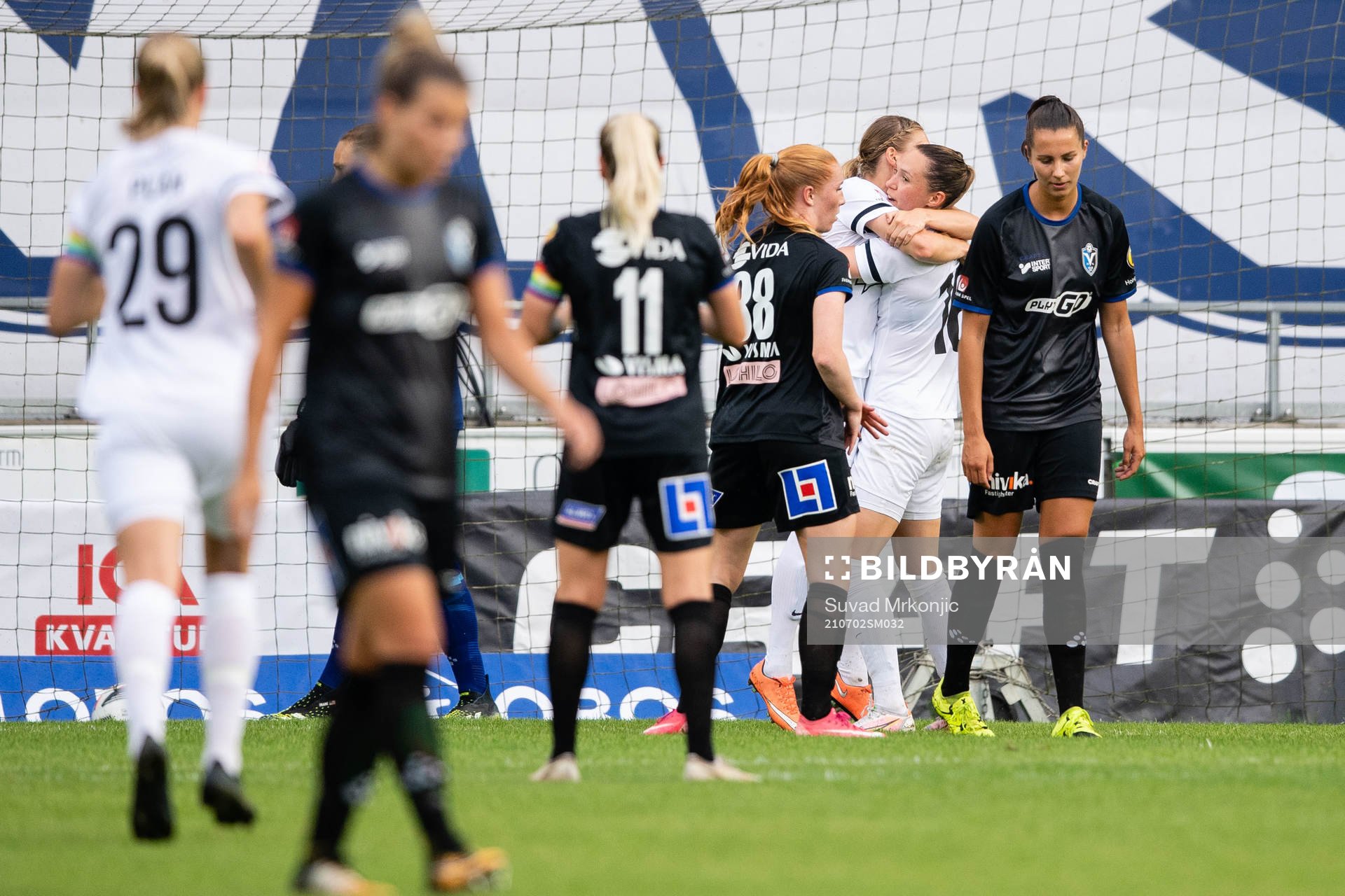 Eskilstunas Fanny Andersson jublar med lagkamrater