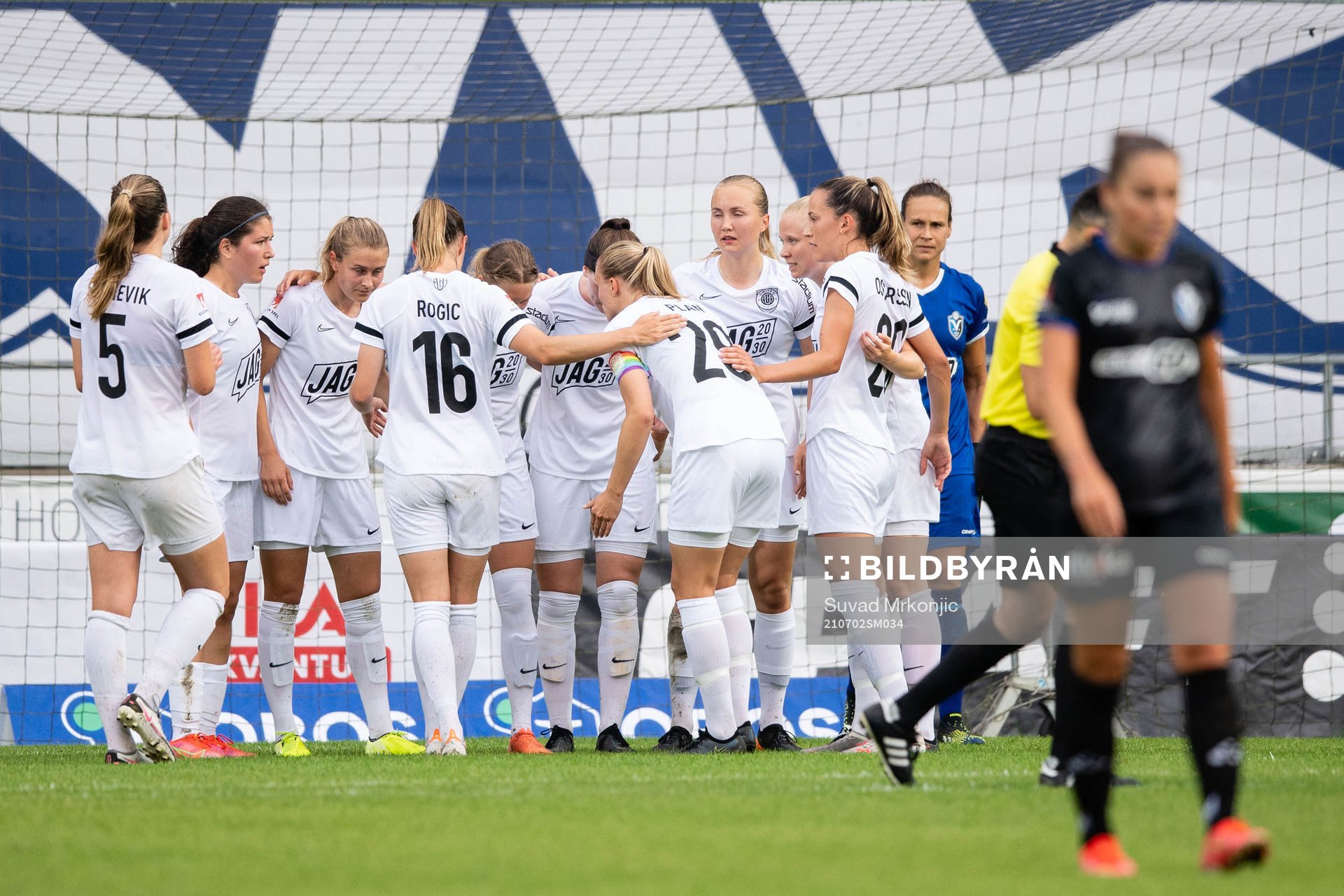 Eskilstunas Fanny Andersson jublar med lagkamrater