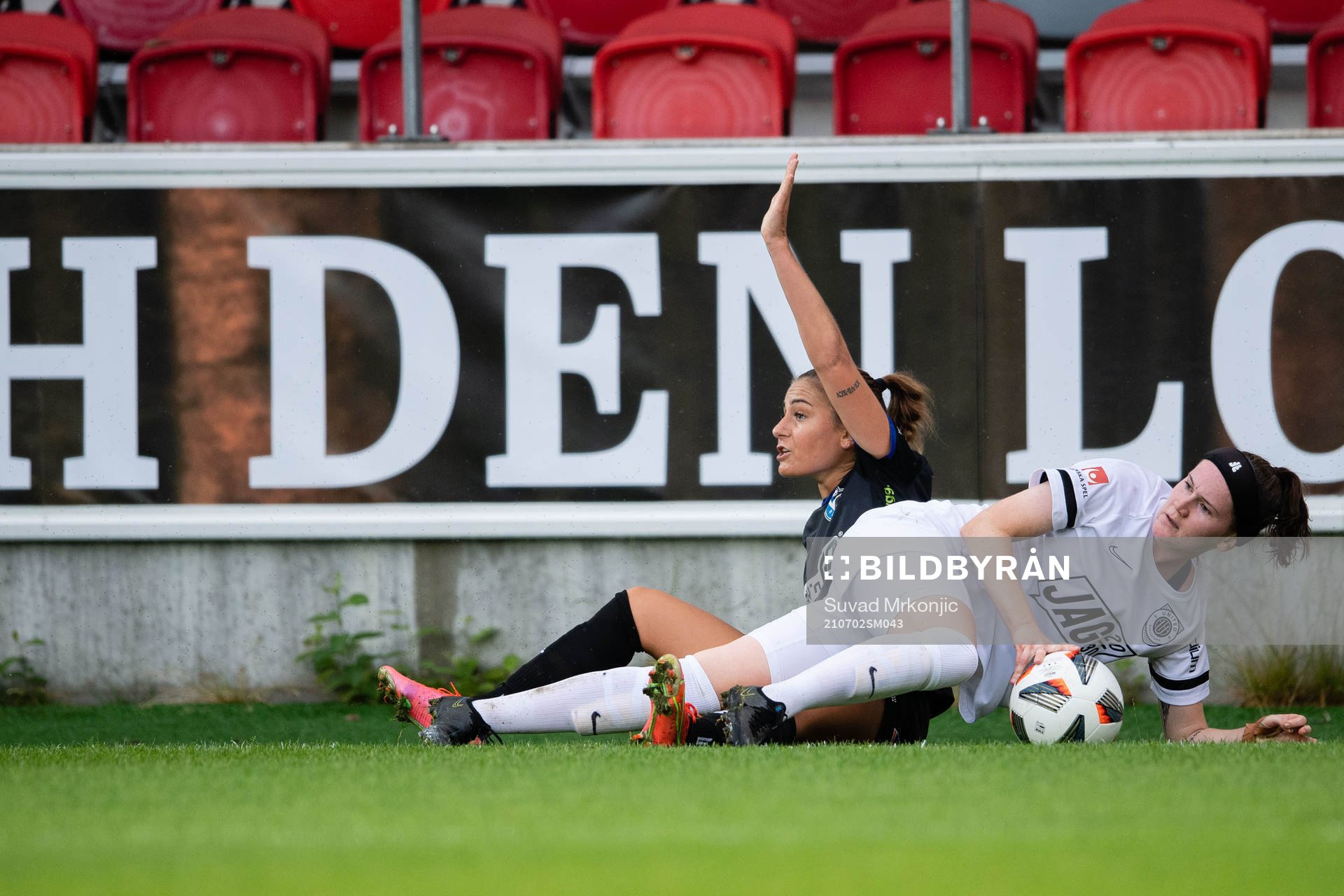 Växjös Andrea Mist Palsdottir  och Eskilstunas Linn