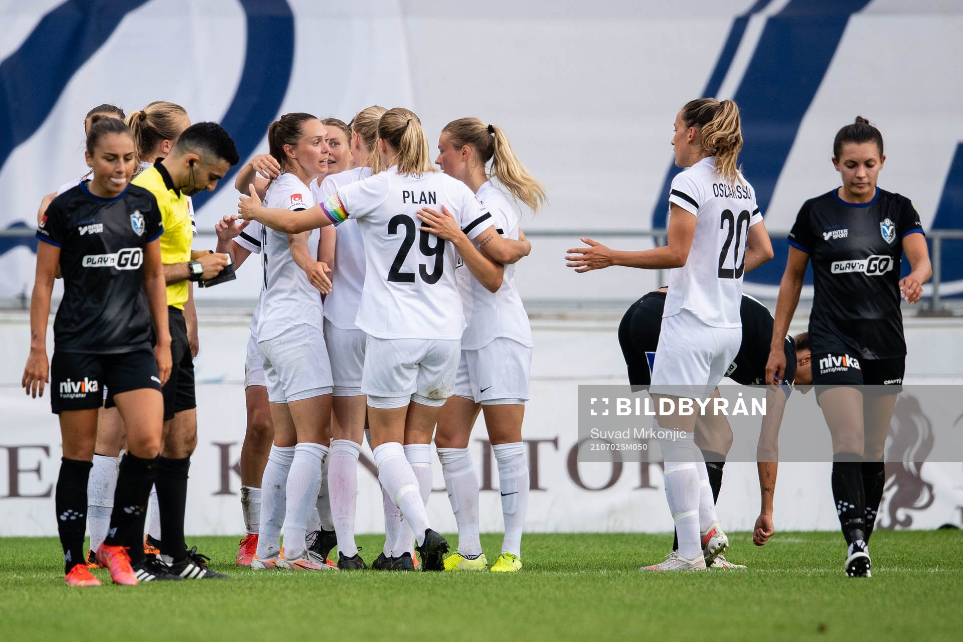 Eskilstunas Felicia Rogic  jublar med lagkamrater samtidigt