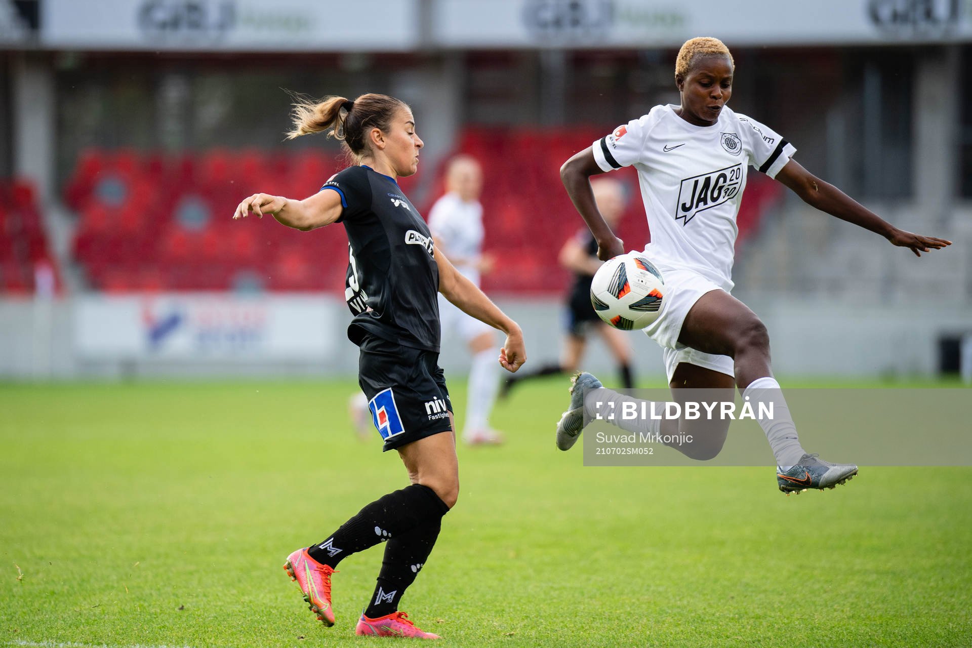 Växjös Andrea Mist Palsdottir  och Eskilstunas Ngozi
