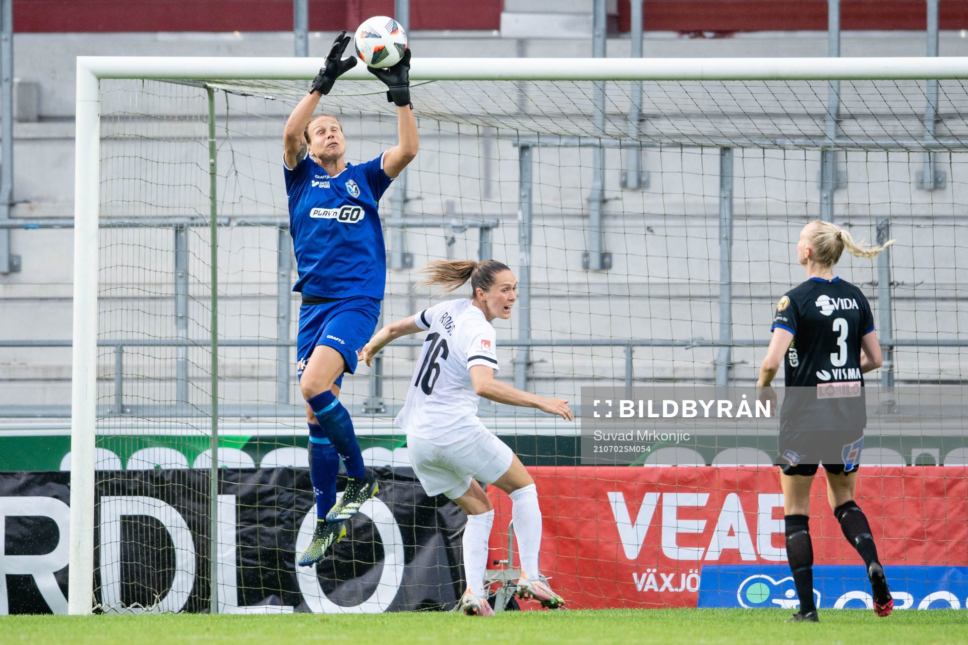 Växjös målvakt Katlynn Fraine och Eskilstunas Felicia