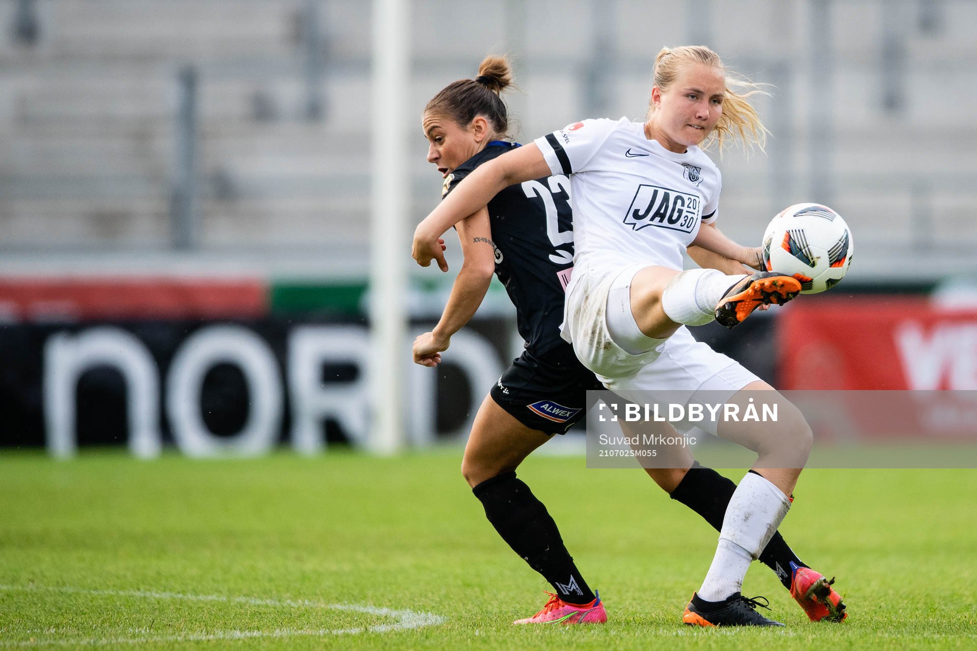 Växjös Andrea Mist Palsdottir  och Eskilstunas Noor Ekhoff