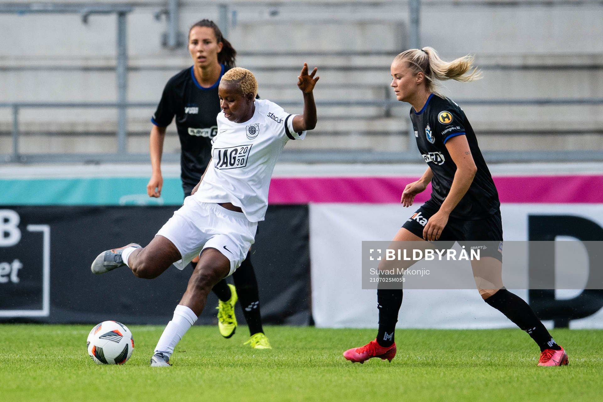 Eskilstunas Ngozi Sonia Okobi och Växjös Amanda Johnsson