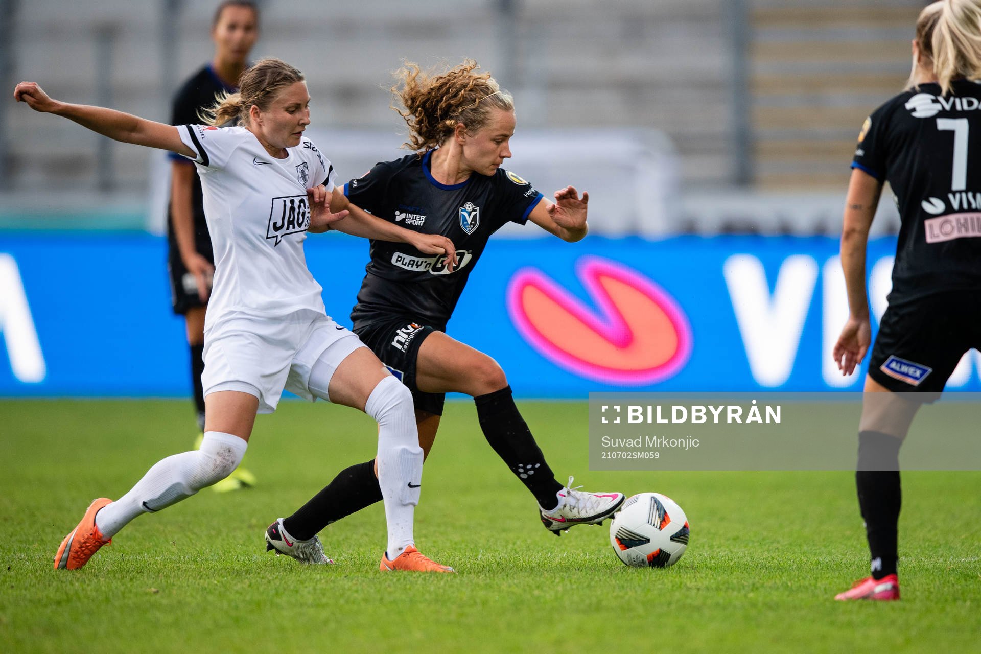 Eskilstunas Fanny Andersson och Växjös Signe Holt Andersen under fotbollsmatchen i Damallsvenskan mellan Växjö och Eskilstuna United den 2 juli 2021 i Växjö.