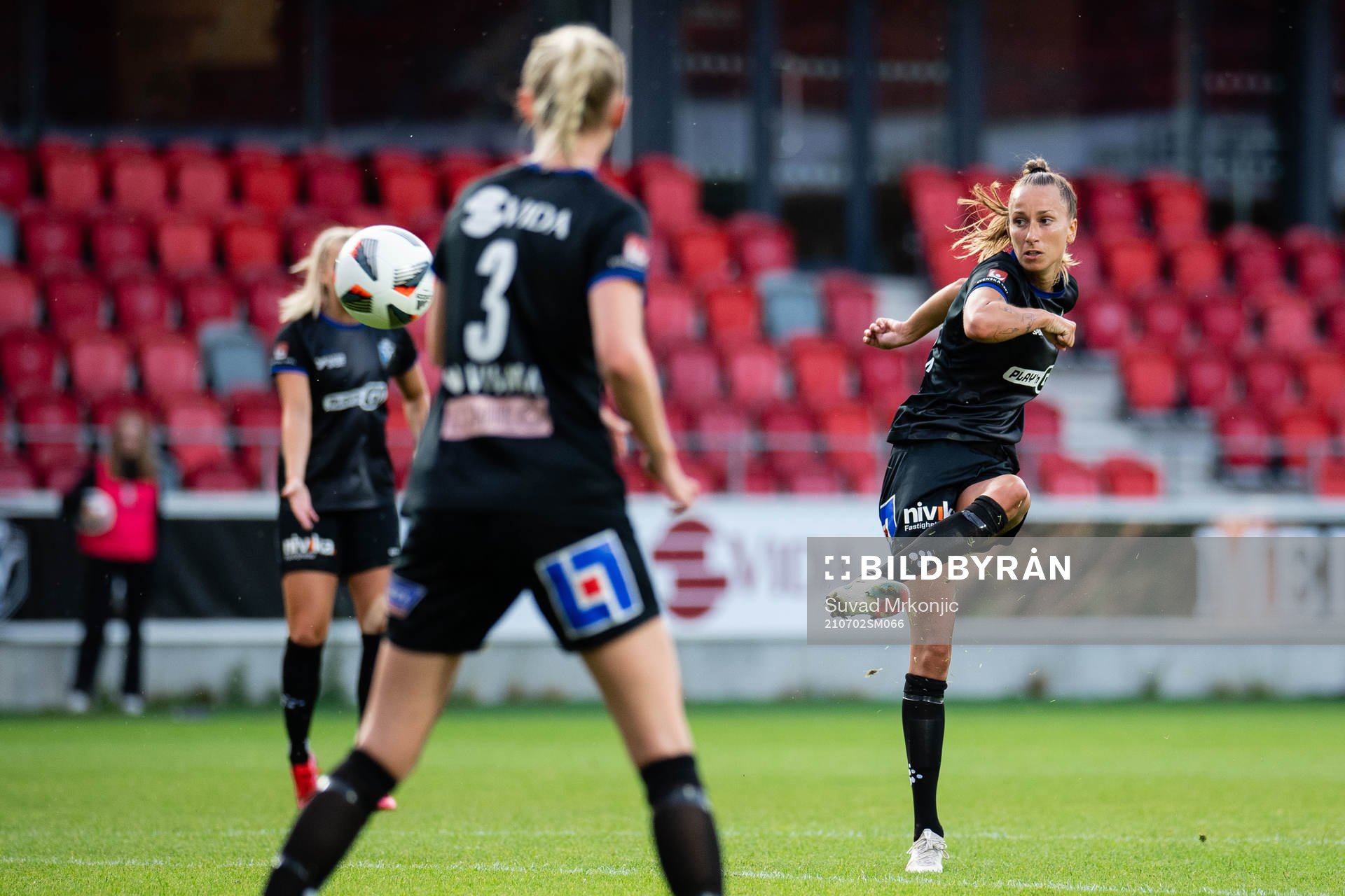 Växjös Ena Mujdzic med ett skott under fotbollsmatchen i Damallsvenskan mellan Växjö och Eskilstuna United den 2 juli 2021 i Växjö.