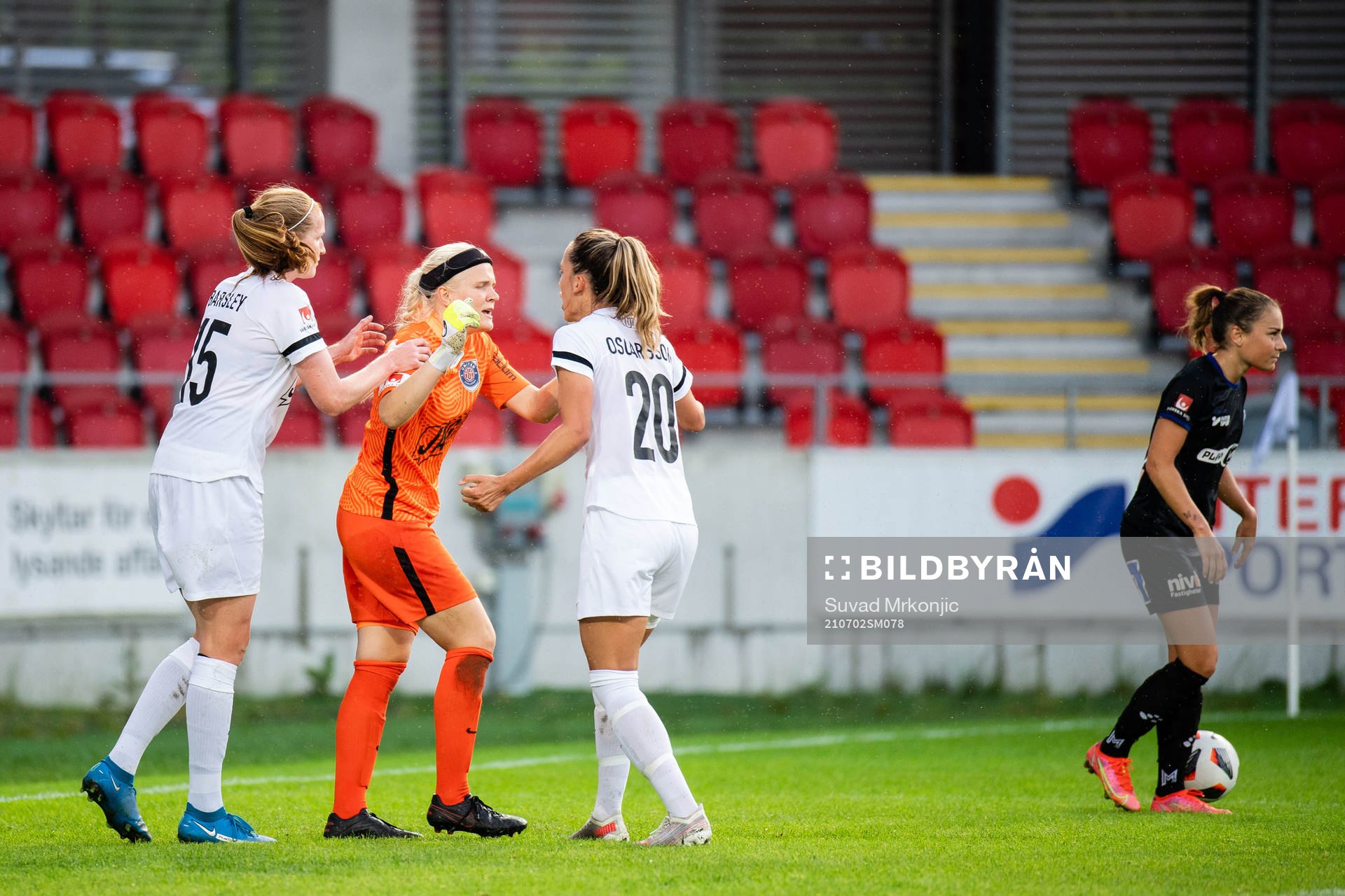 Eskilstunas Vaila Barsley,  målvakt Emma Holmgren och Anna