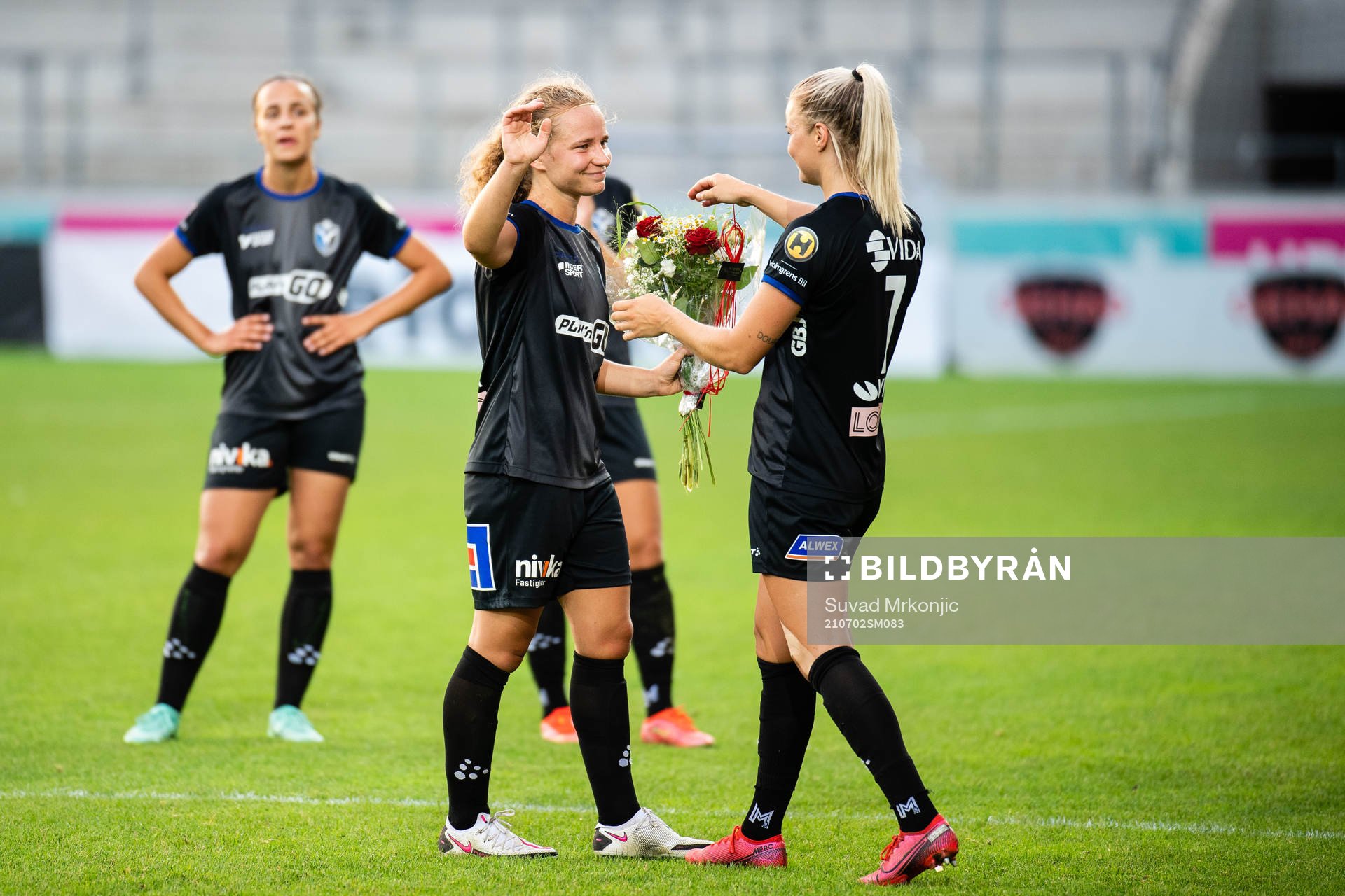 Växjös Signe Holt Andersen får blommor och avtackas
