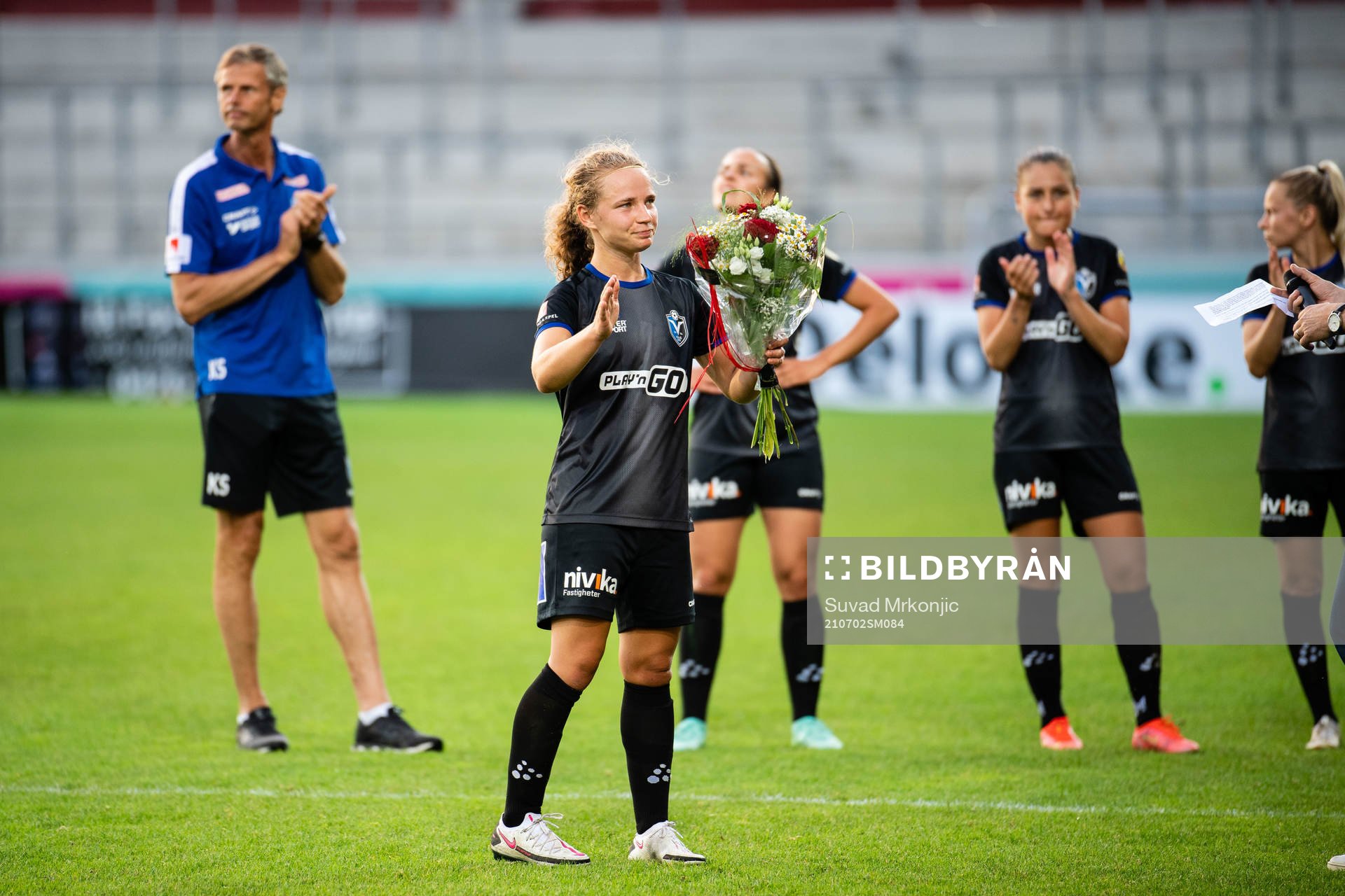 Växjös Signe Holt Andersen får blommor och avtackas