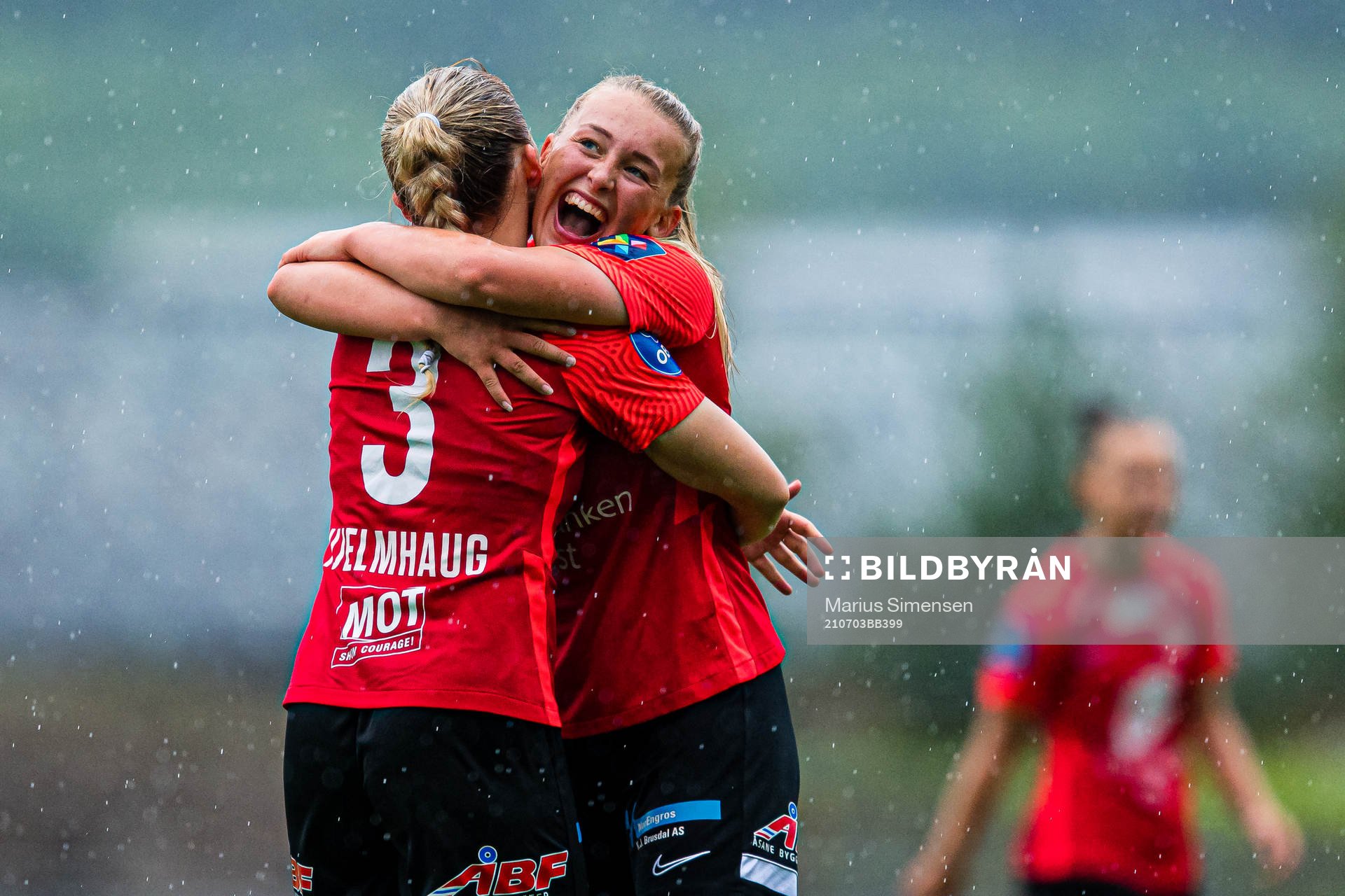 Marte Bjelde Hjelmhaug and Madeleine Veivåg of