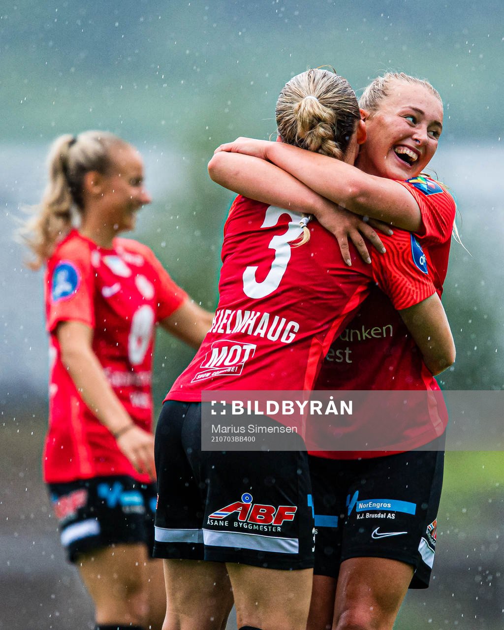 Marte Bjelde Hjelmhaug and Madeleine Veivåg of