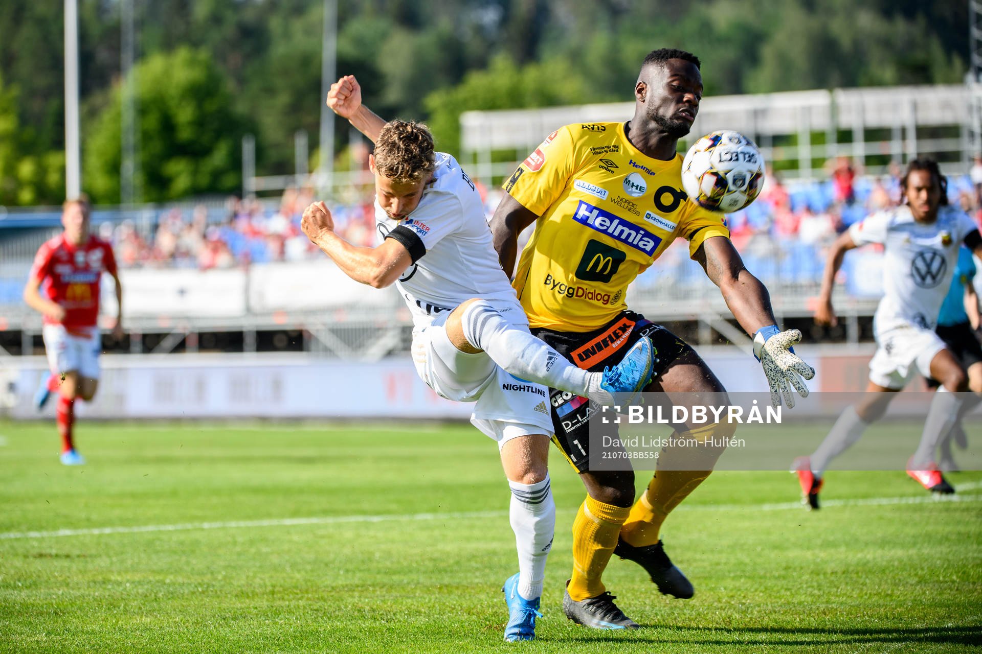 Östersunds Henrik Bellman och Degerfors målvakt Ismael
