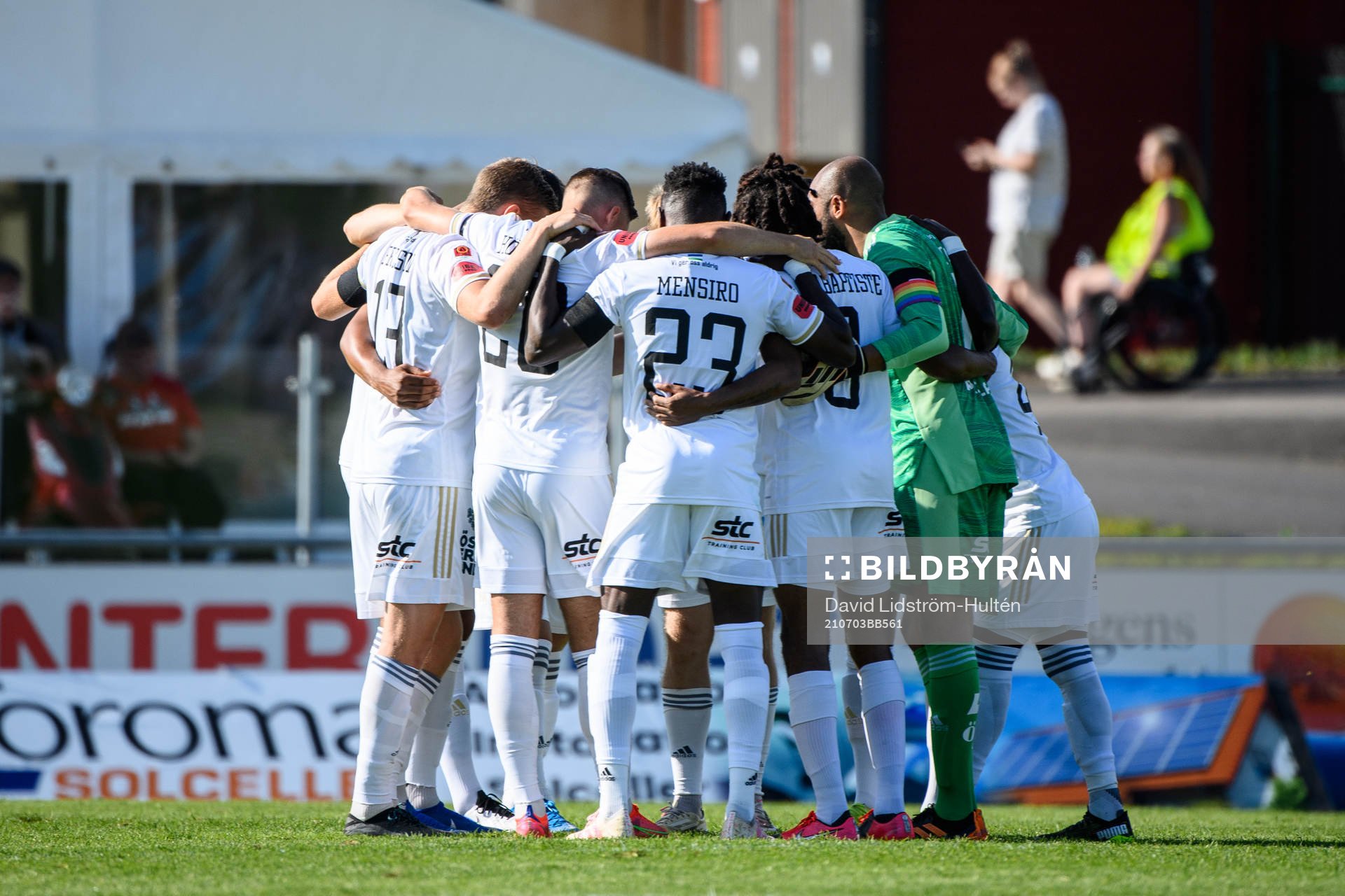 Östersunds spelare samlas i en ring