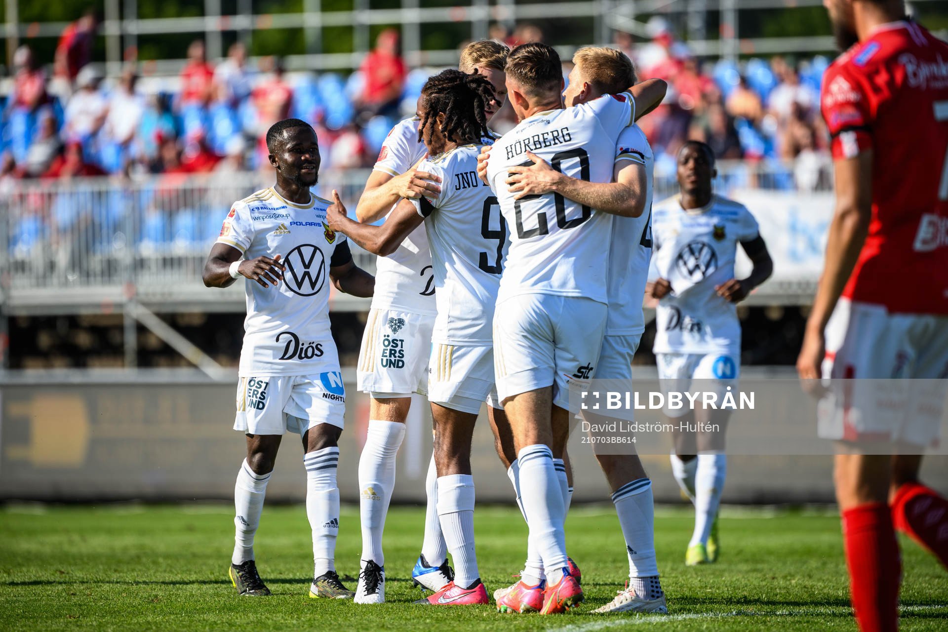 Östersunds Francis Jno-Baptiste jublar med lagkamrater