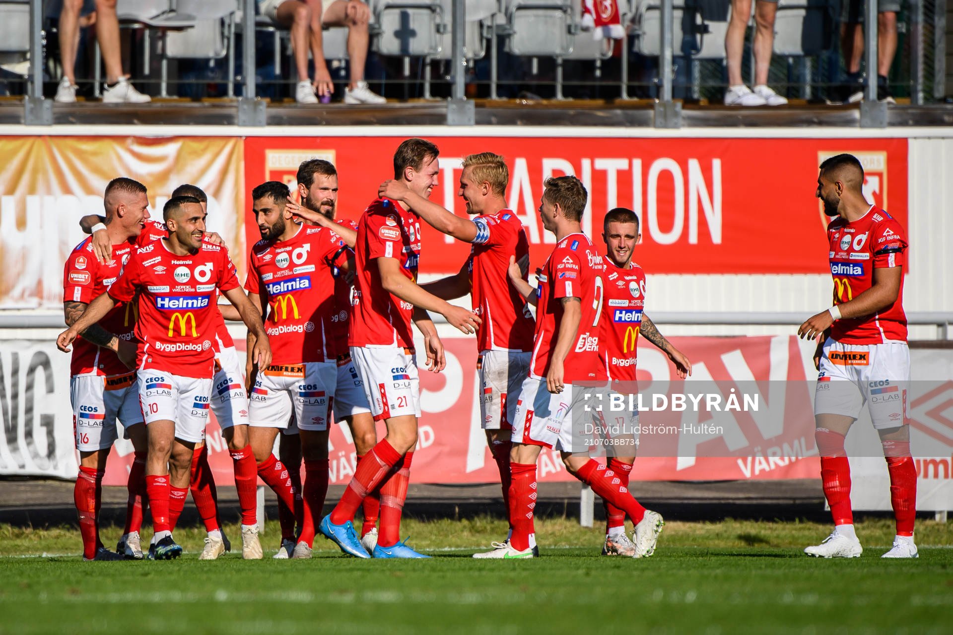 Degerfors Adam Carlén jublar med lagkamrater