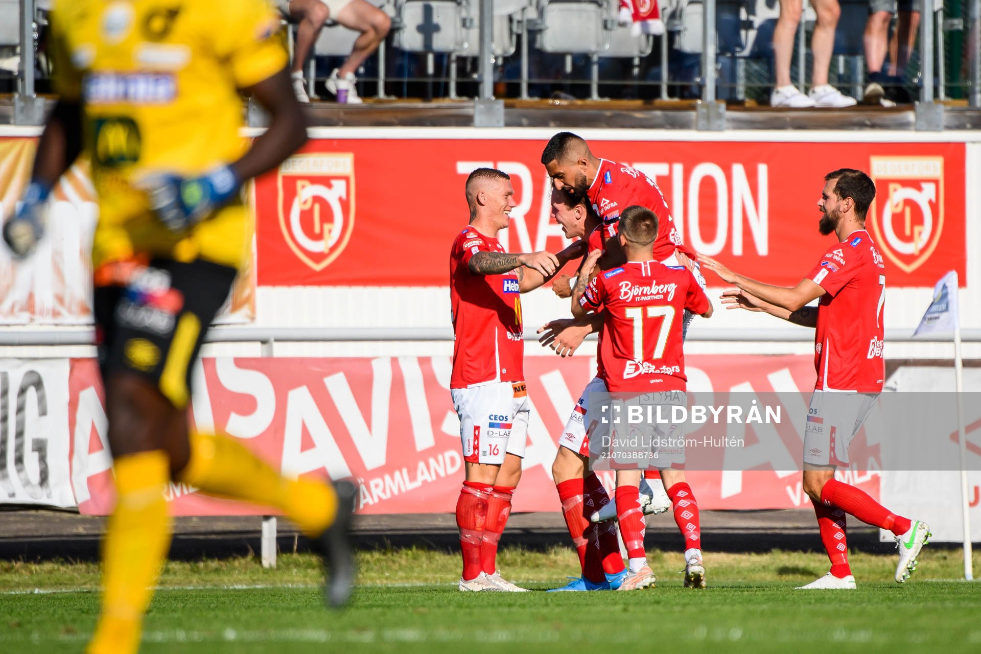 Degerfors Adam Carlén jublar med lagkamrater