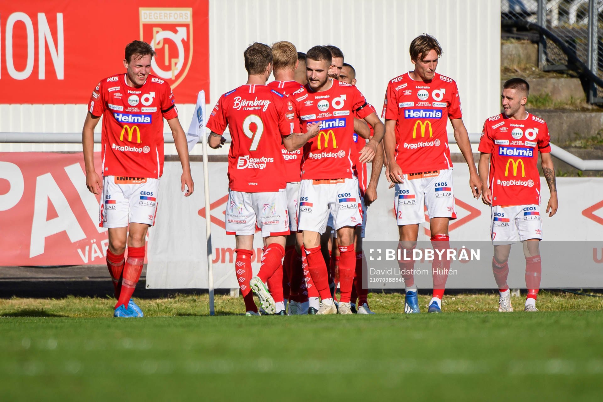 Degerfors spelare jublar