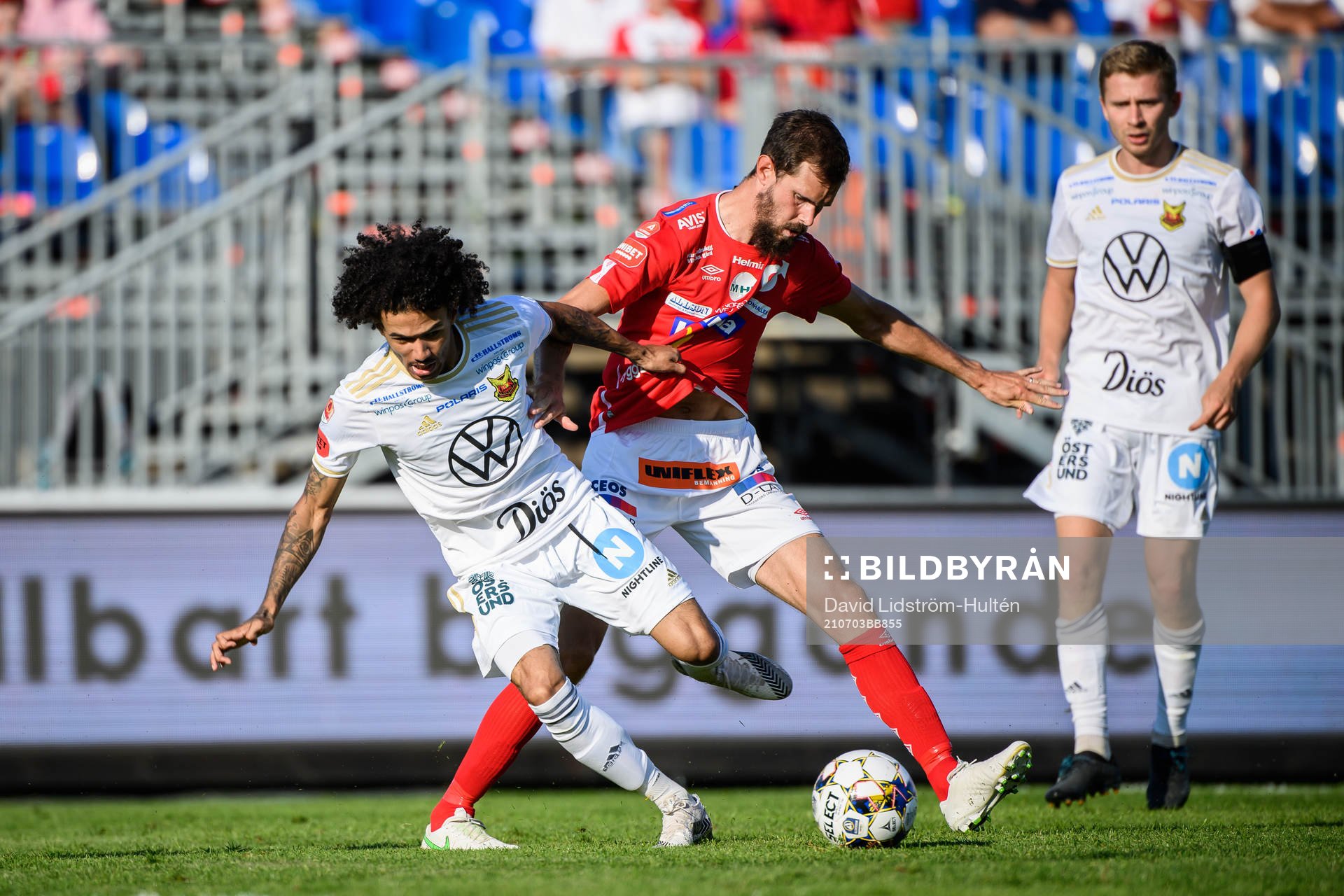 Östersunds Jerell Sellars och Degerfors Sebastian Olsson