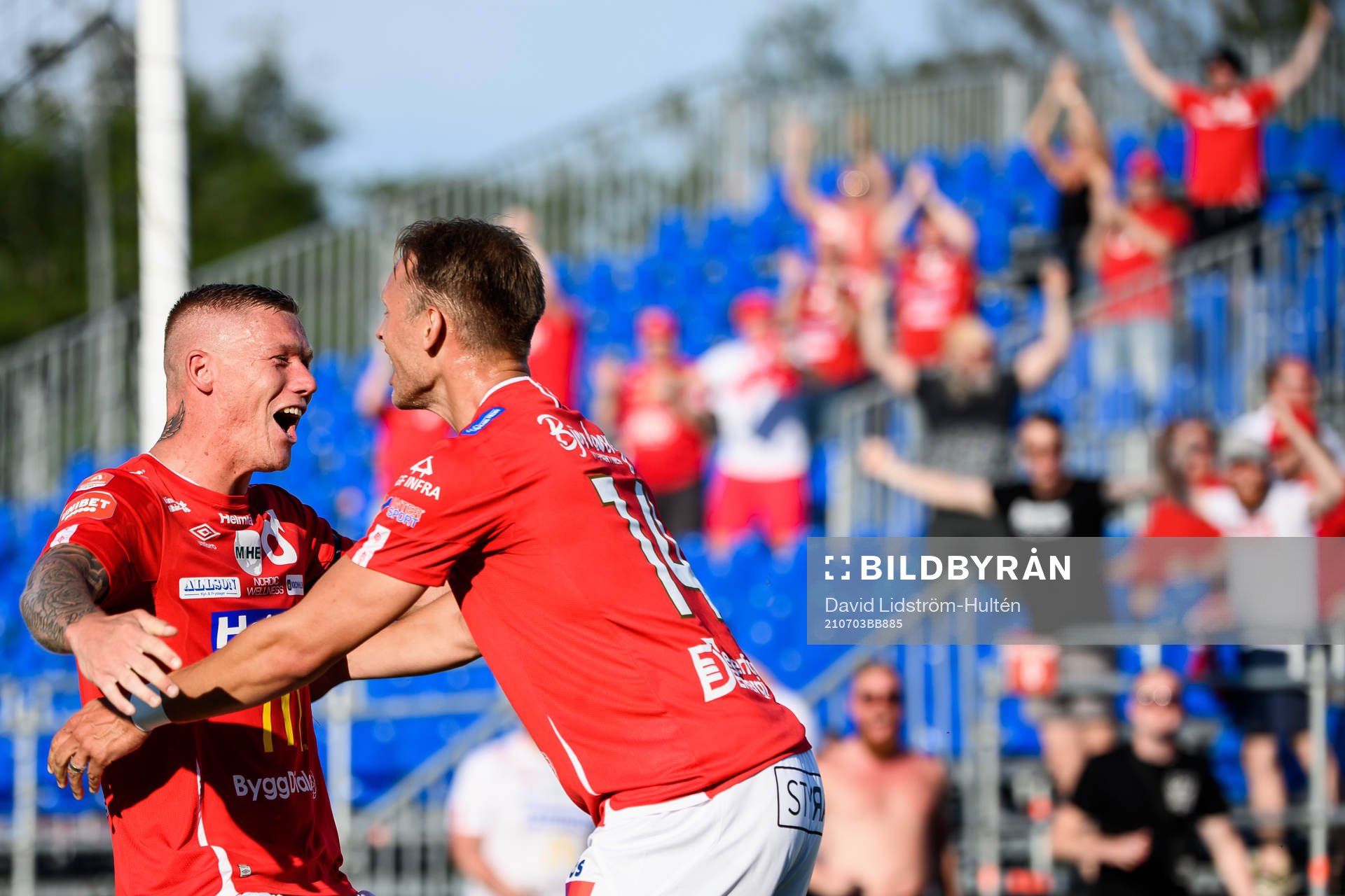 Degerfors Villiam Dahlström (h) jublar