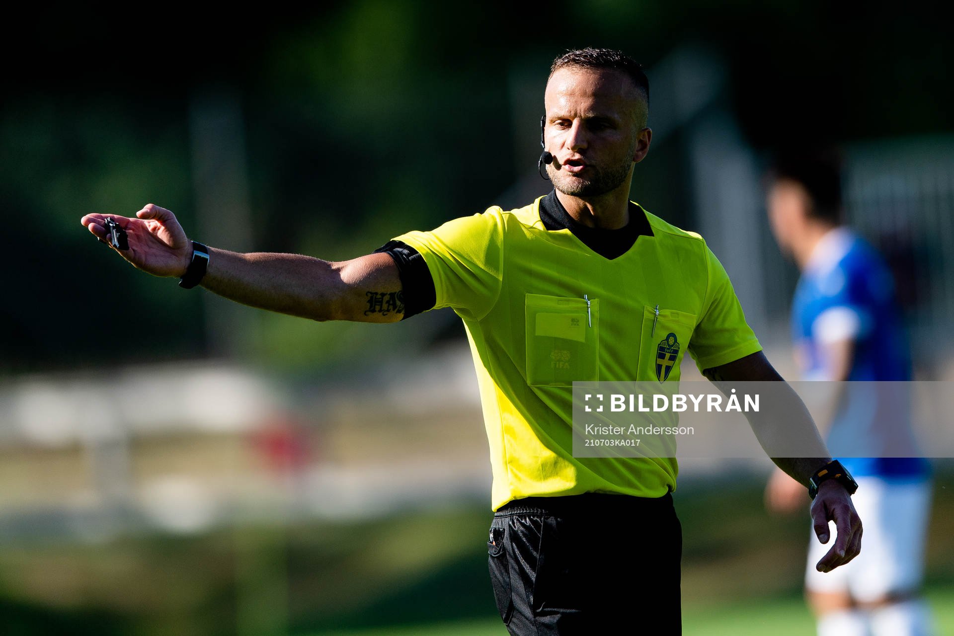 Domare Rinon Hasani under fotbollsmatchen i Division 1 södra mellan Tvååker och Åtvidaberg den 3 juli 2021 i Tvååker. 