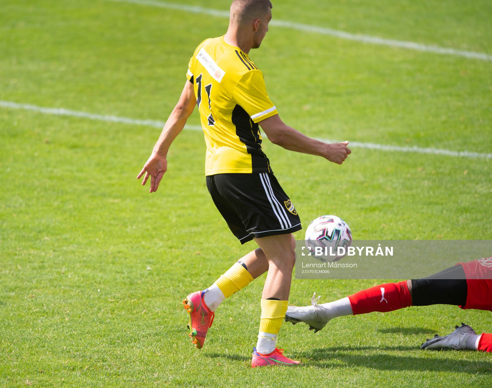 Rosengårds målvakt Kevin Allin fäller IFK Hässleholms Ivan Danielsson Andanovski, men ingen frilägesutvisning, i matchen i division 2 mellan iFK Hässleholm och FC Rosengård i Hässleholm 3 juli 2021.