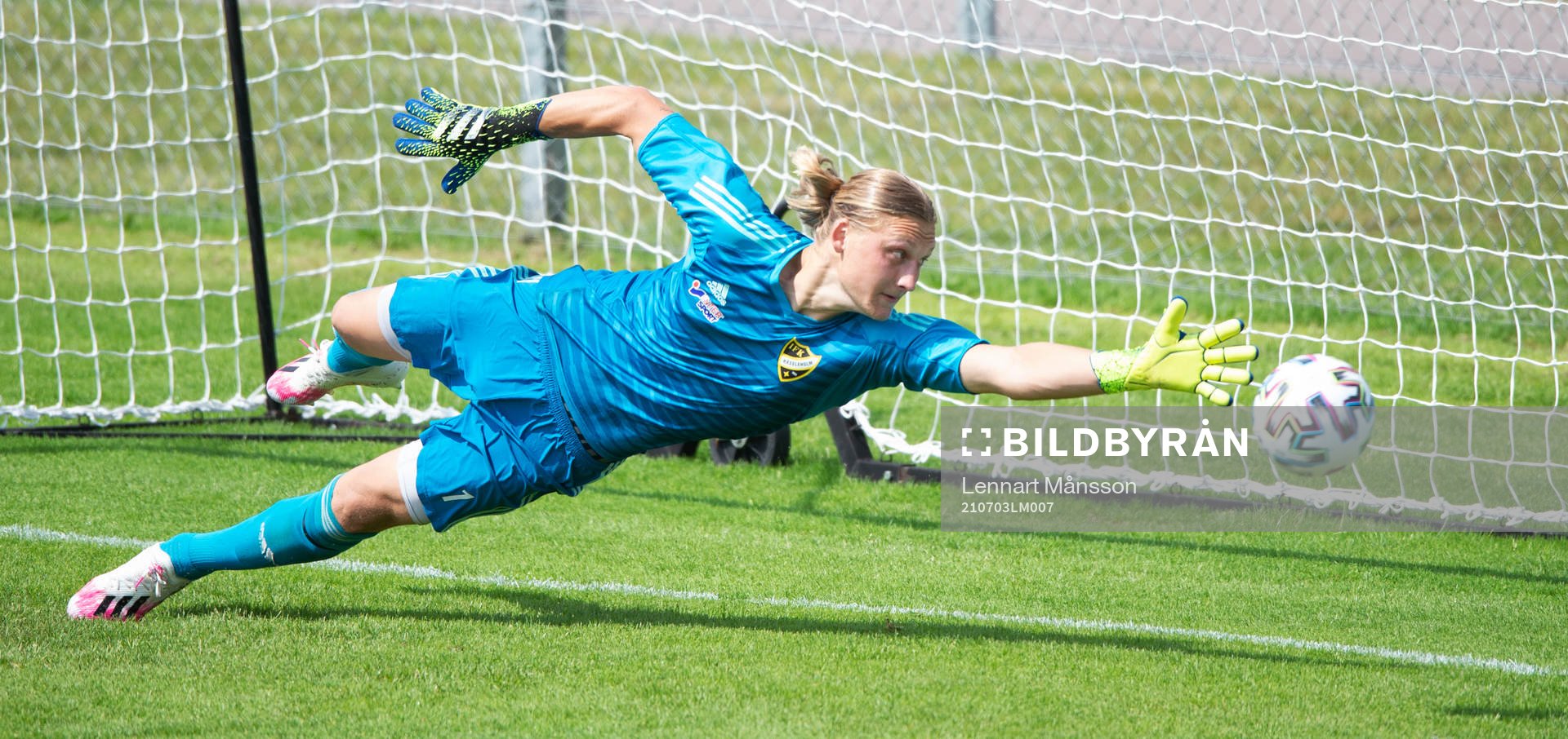 Hässleholms Carl Lundahl Persson centimetrar från att rädda straffen i matchen i division 2 mellan iFK Hässleholm och FC Rosengård i Hässleholm 3 juli 2021.