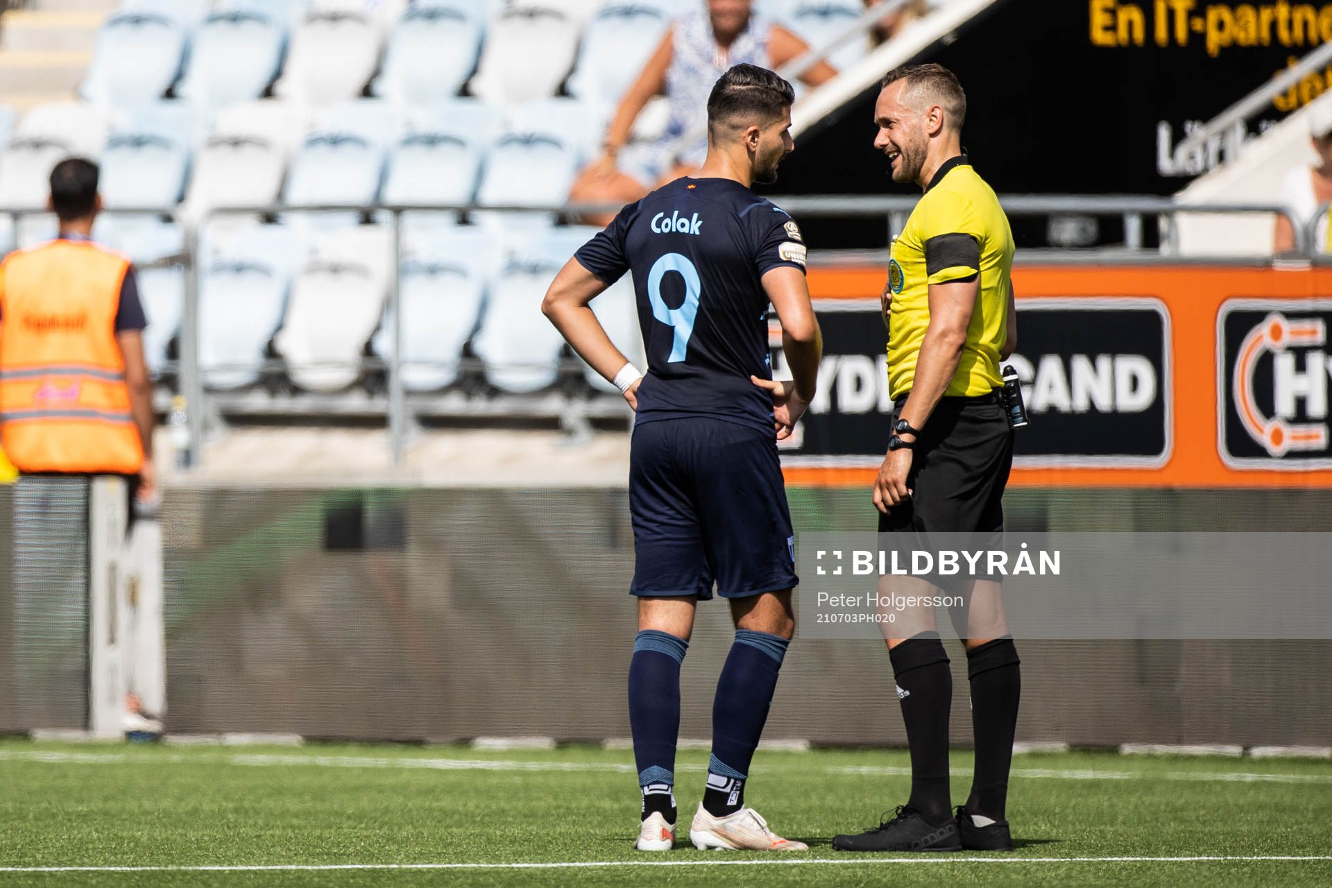 Malmö FFs Antonio Colak i en diskussion med domare Victor