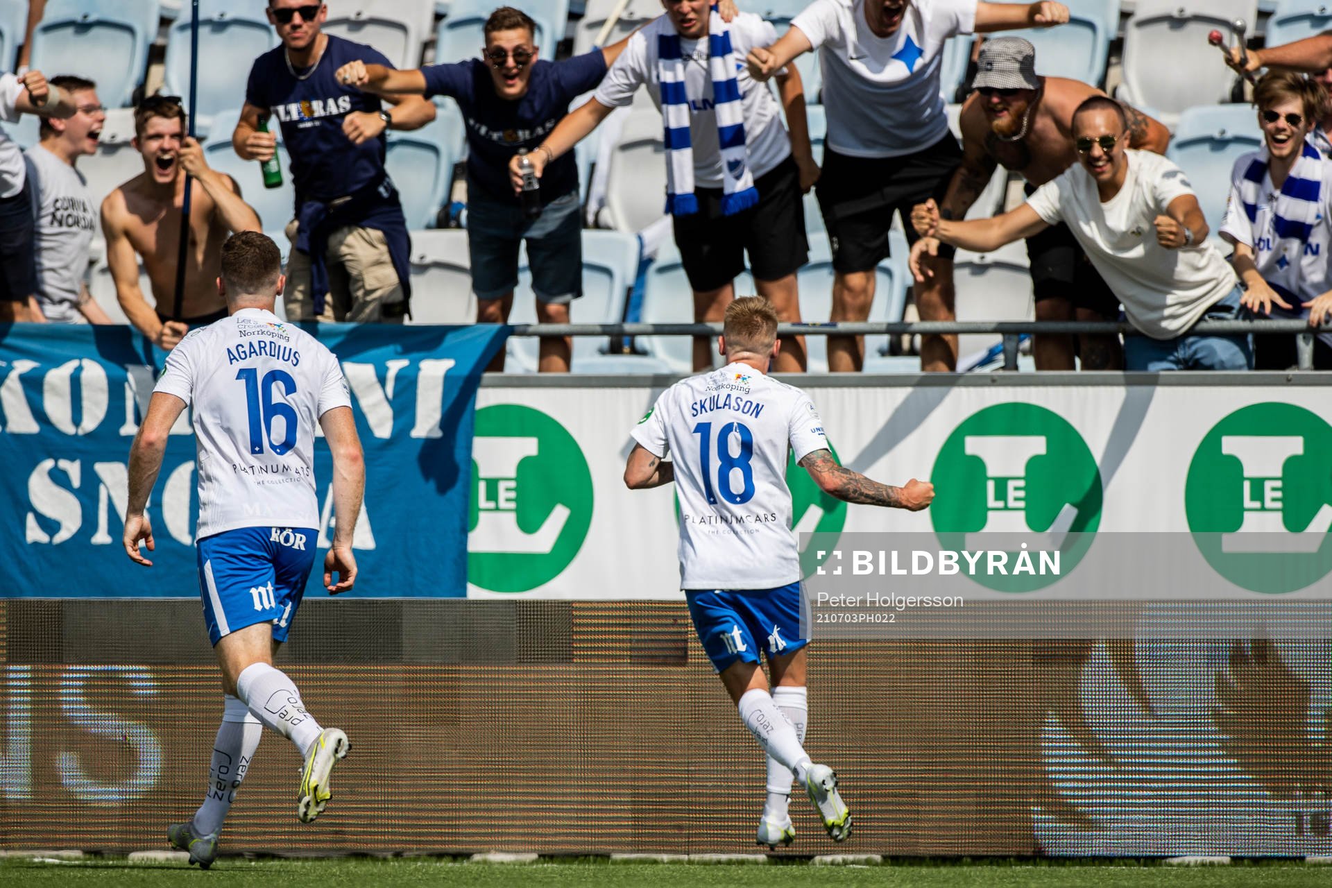IFK Norrköpings Ari Skúlason jublar framför supportrar