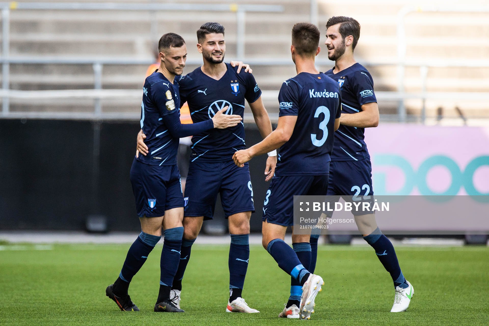 Malmö FFs Antonio Colak jublar med lagkamrater efter 2-2 under fotbollsmatchen i Allsvenskan mellan IFK Norrköping och Malmö FF den 3 juli 2021 i Norrköping.