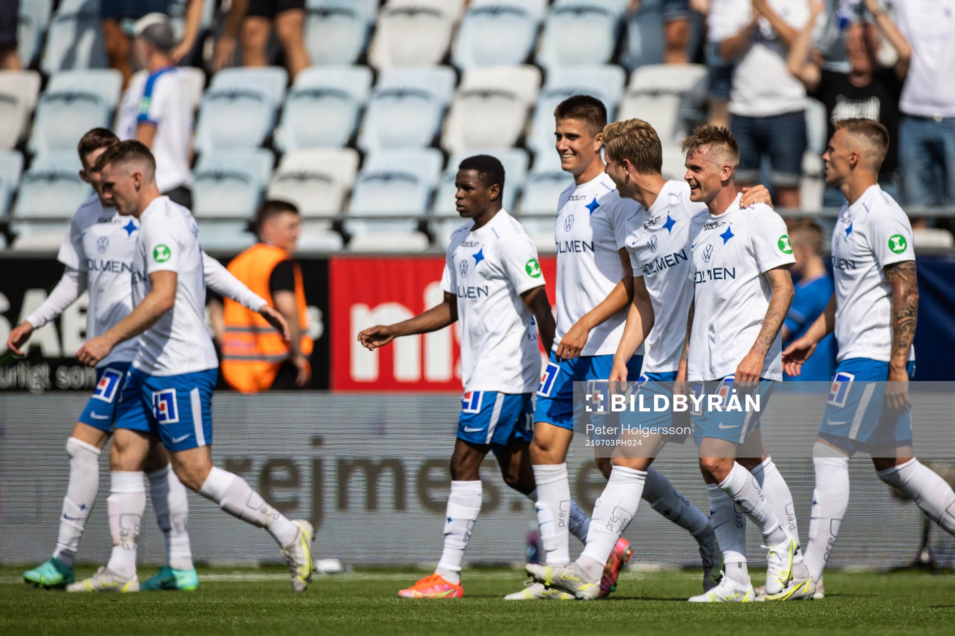 IFK Norrköpings Ari Skúlason (h) jublar med lagkamrater efter 2-1 under fotbollsmatchen i Allsvenskan mellan IFK Norrköping och Malmö FF den 3 juli 2021 i Norrköping.