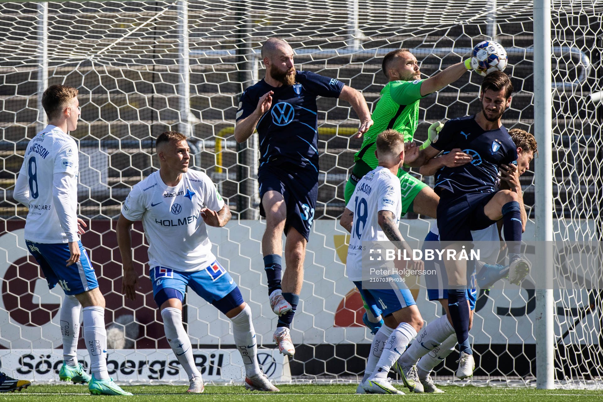 IFK Norrköpings målvakt Oscar Jansson mot Malmö FFs Jo