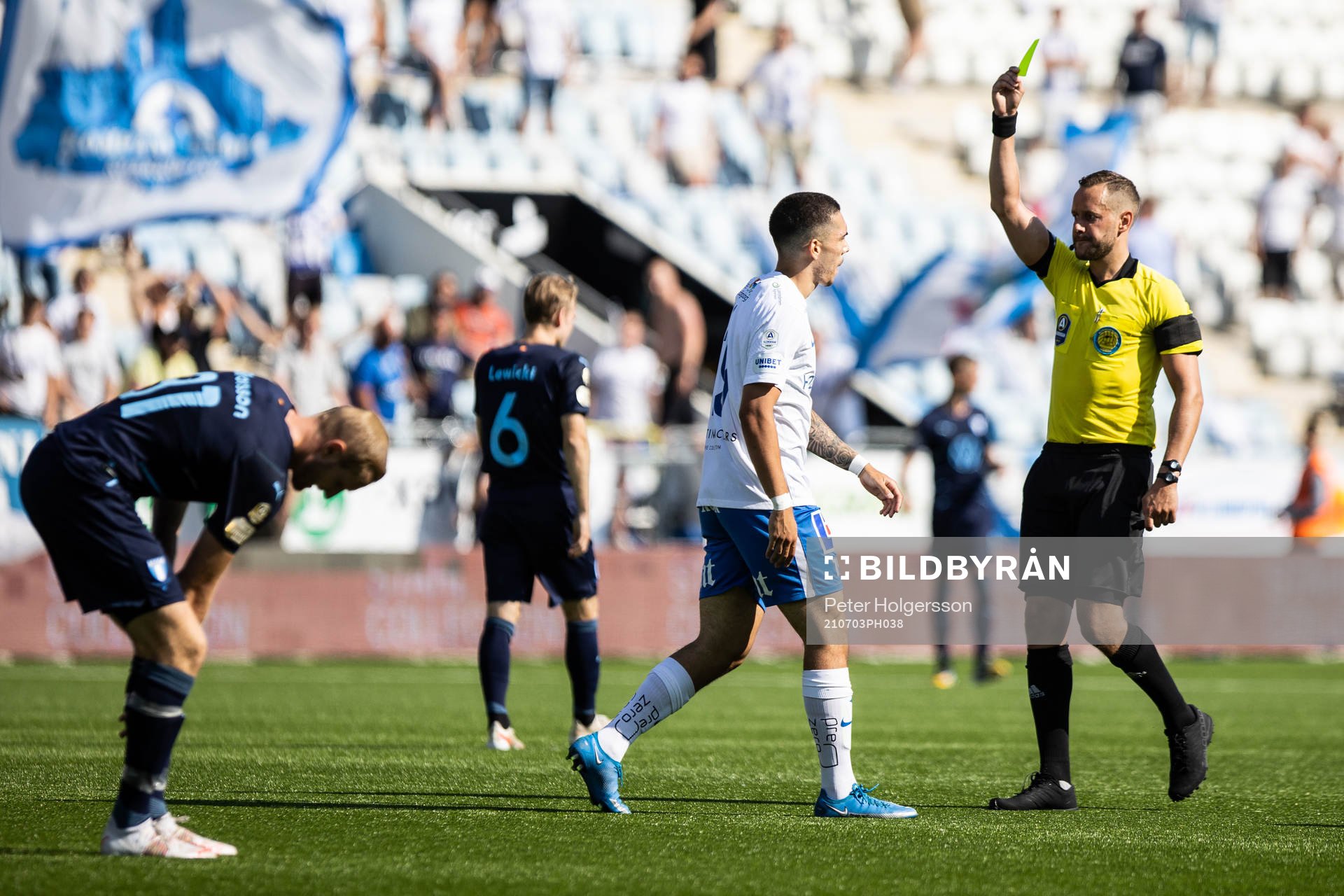 IFK Norrköpings Lucas Lima får ett gult kort av domare