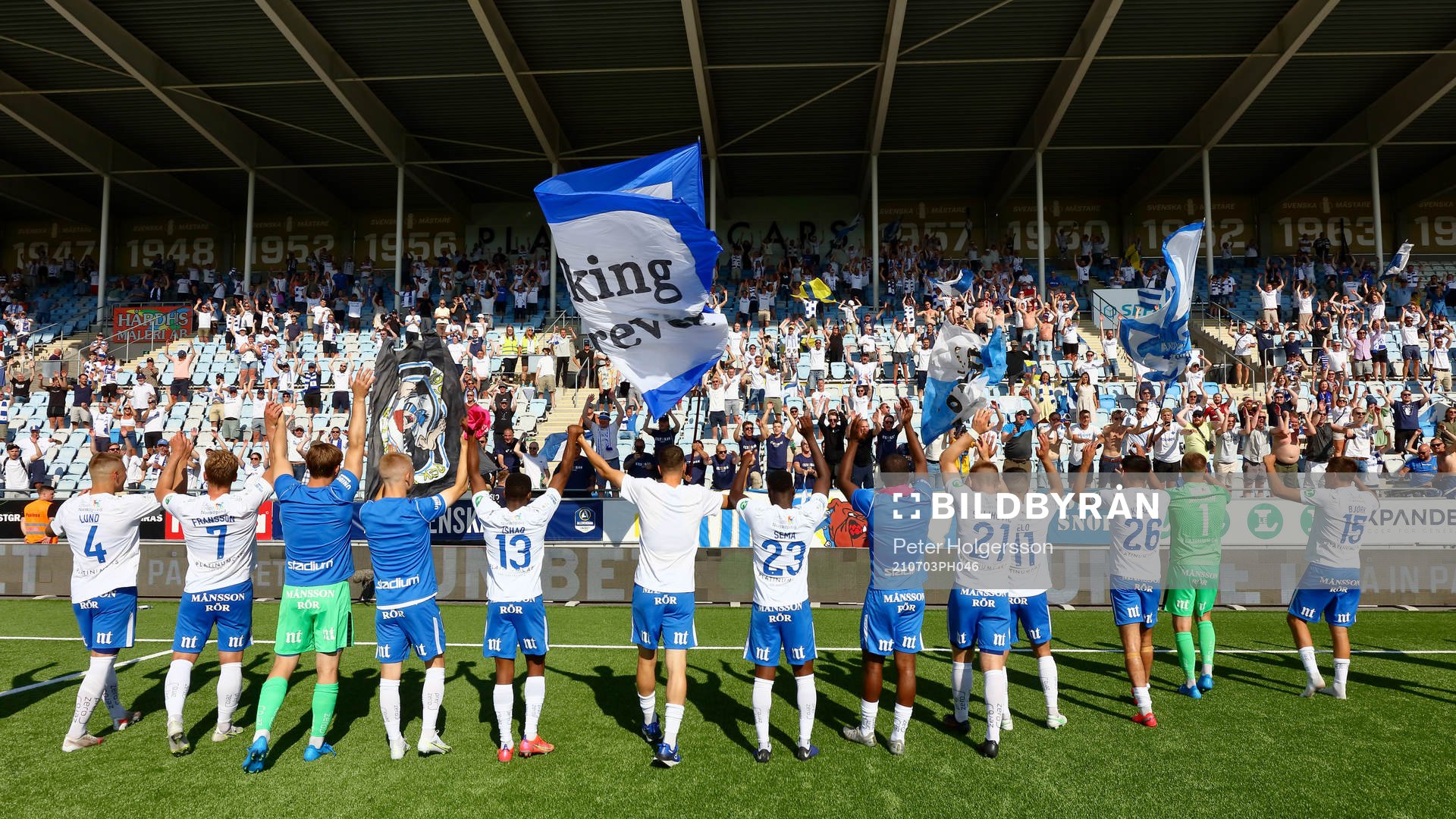 IFK Norrköpings spelare tackar publiken