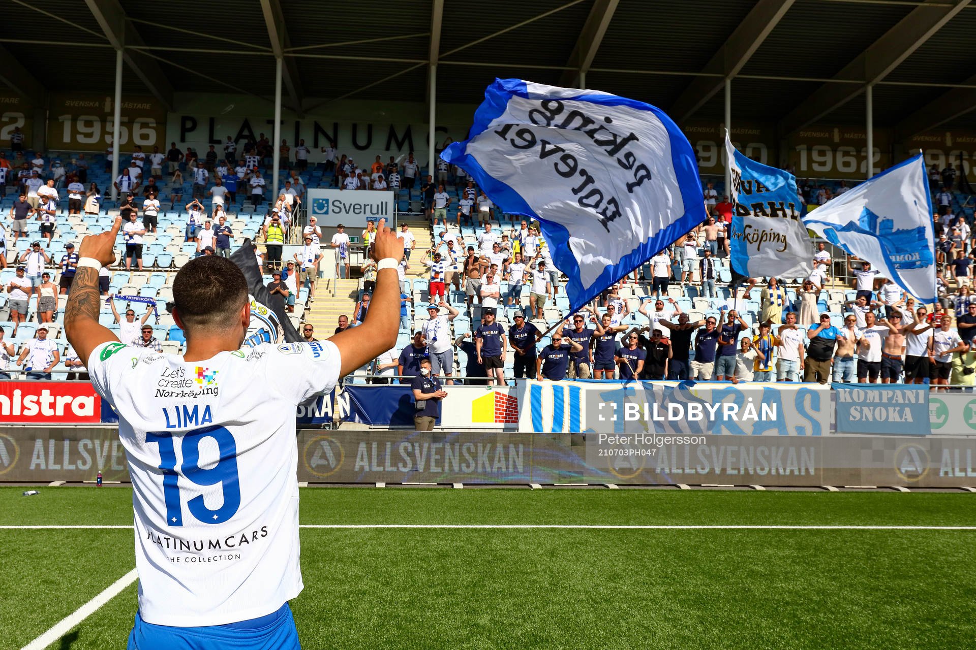 IFK Norrköpings Lucas Lima tackar publiken