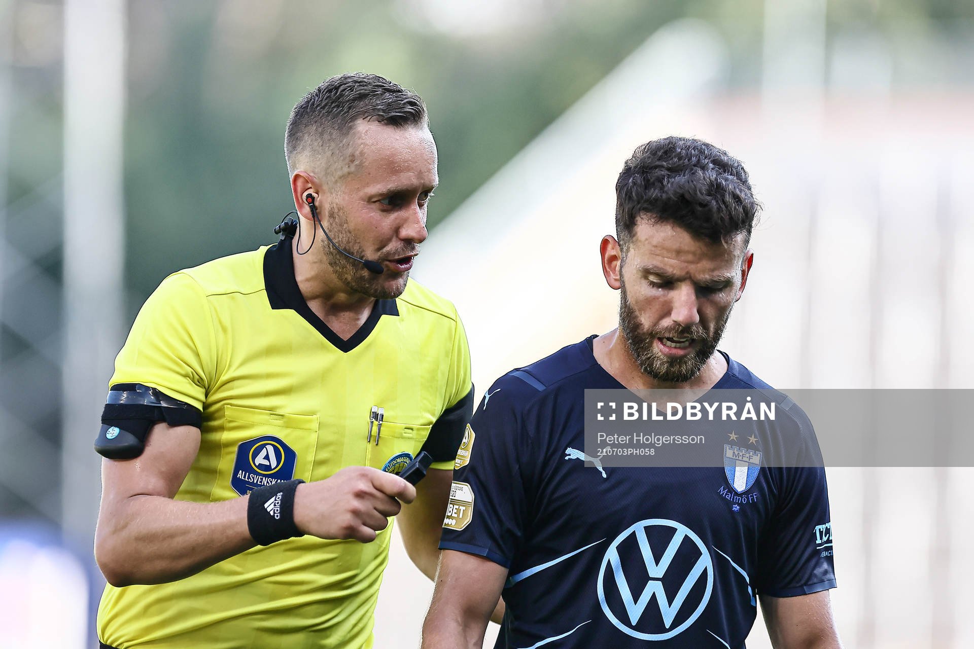 Domare Victor Wolf och Malmö FFs Erdal Rakip