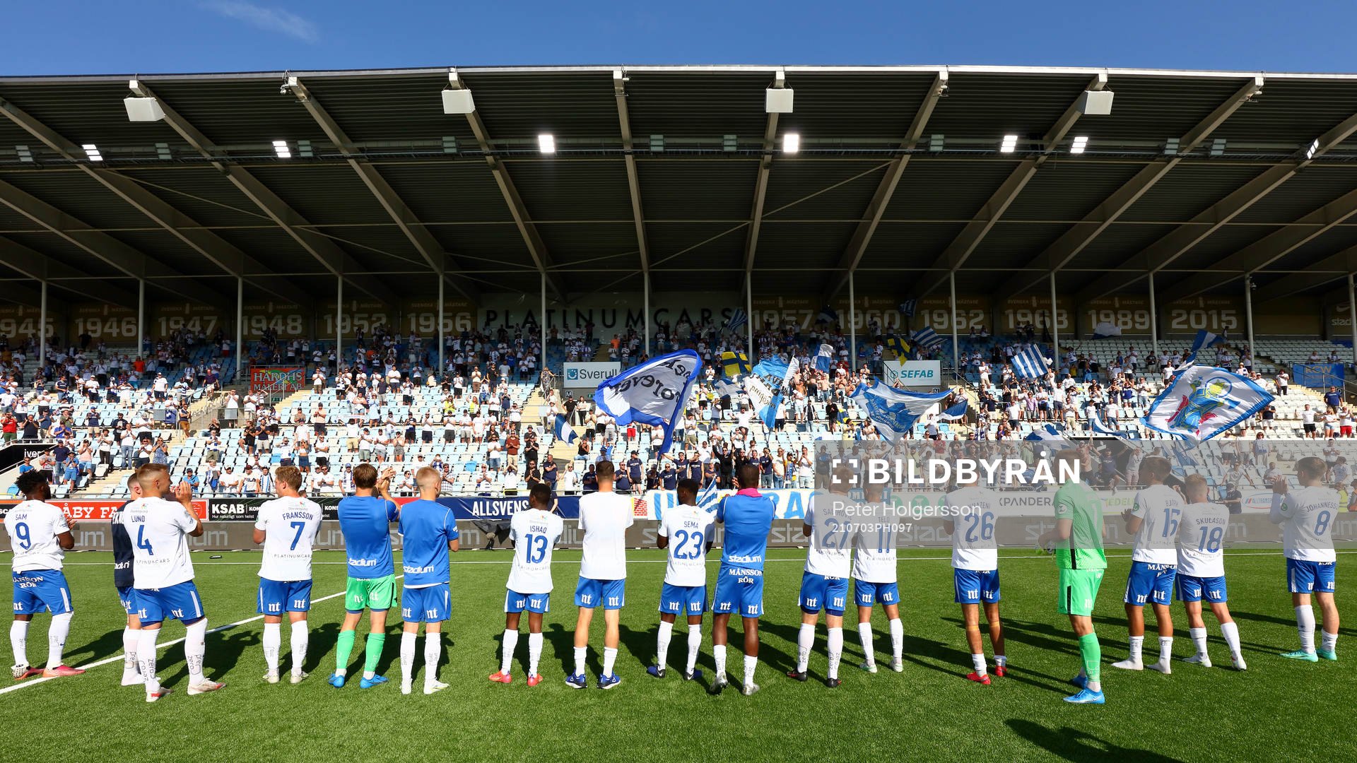 IFK Norrköpings spelare tackar publiken