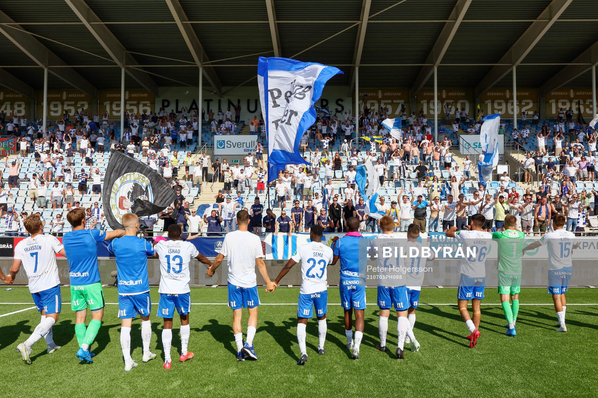 IFK Norrköpings spelare tackar publiken