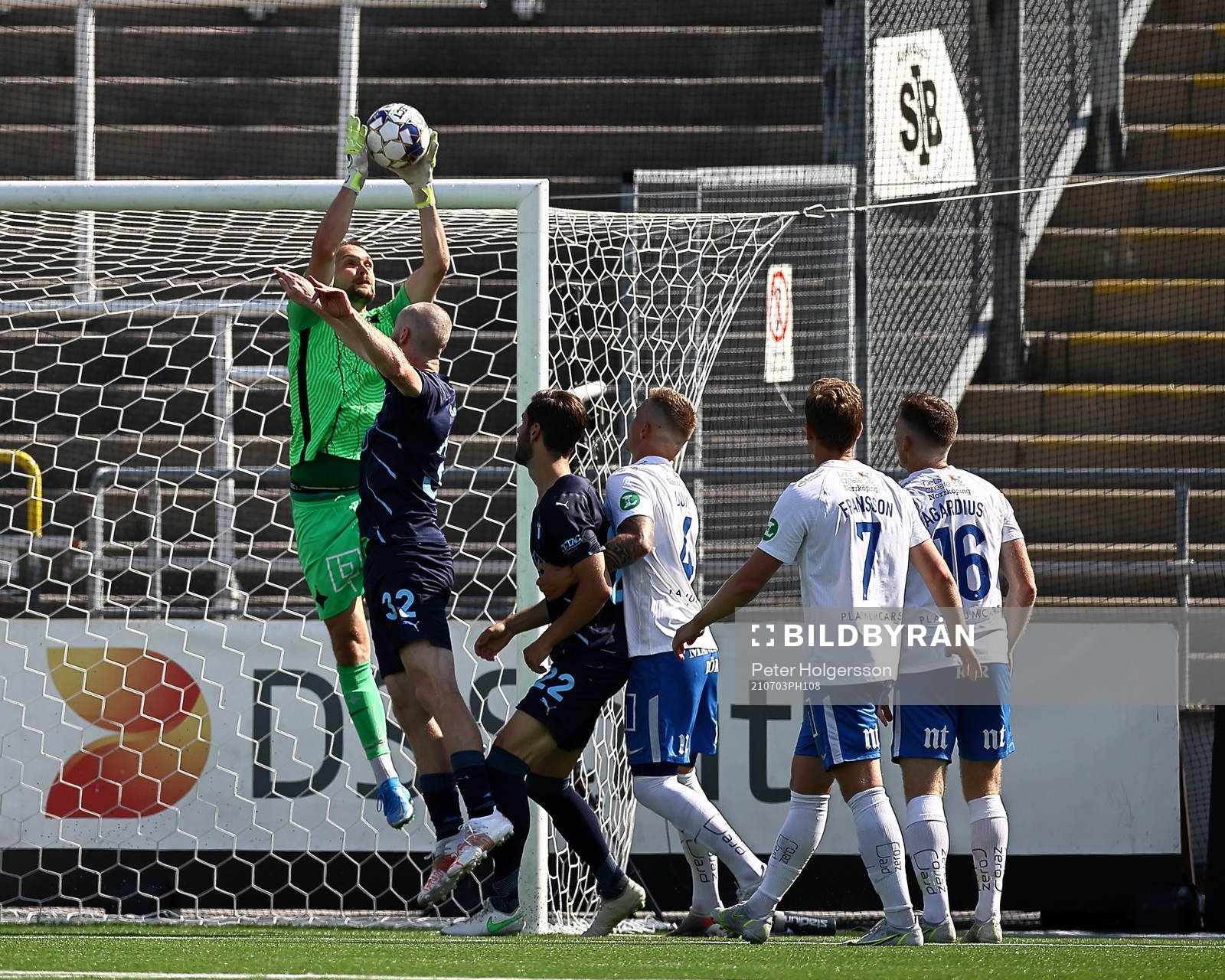 Räddning av IFK Norrköpings målvakt Oscar Jansson