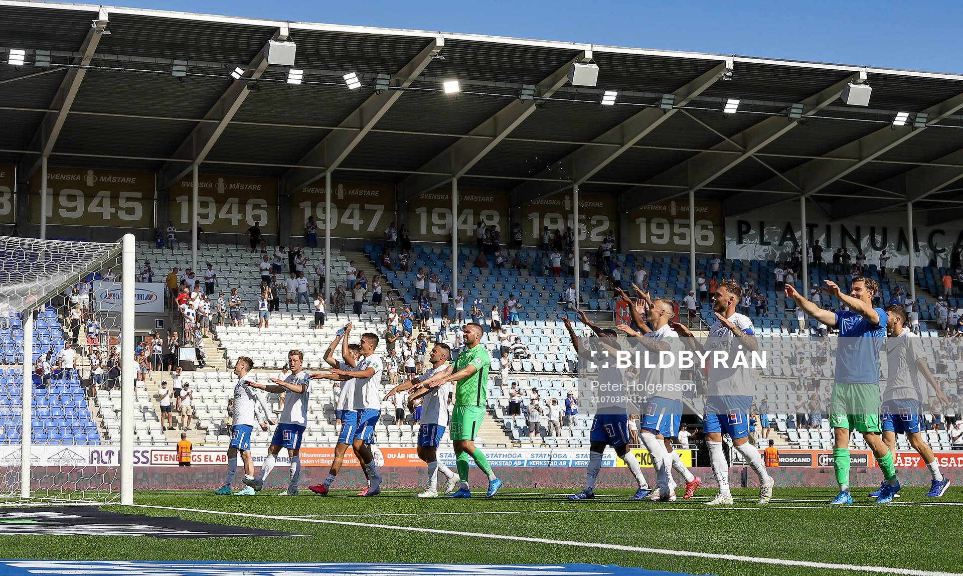 IFK Norrköpings spelare tackar publiken under fotbollsmatchen i Allsvenskan mellan IFK Norrköping och Malmö FF den 3 juli 2021 i Norrköping.