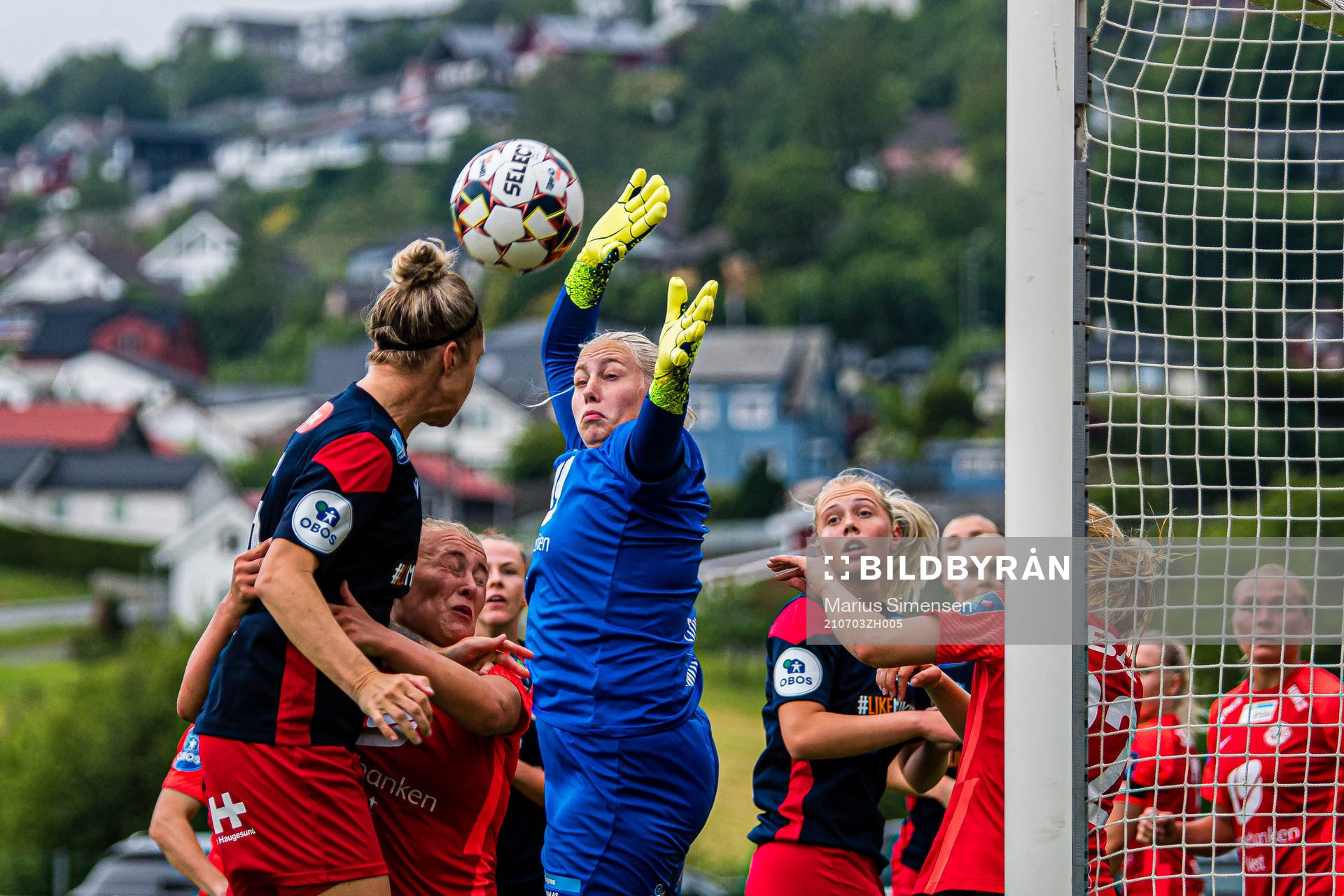 Robyn Elizabeth Decker of Avaldsnes misses a chance to score