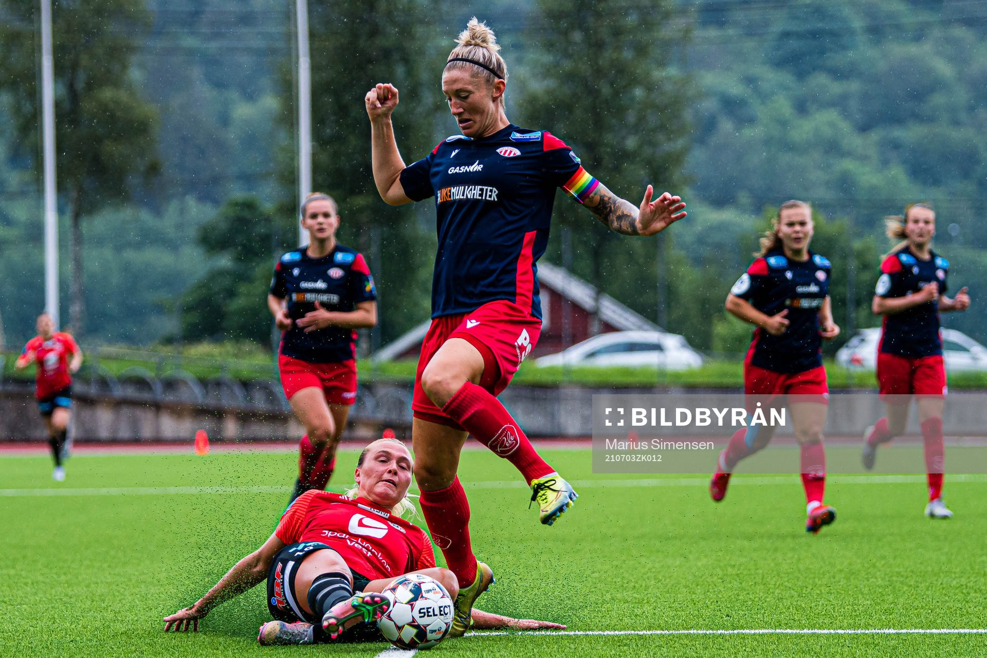 Karoline Heimvik Haugland of Arna-Bjørnar and Robyn