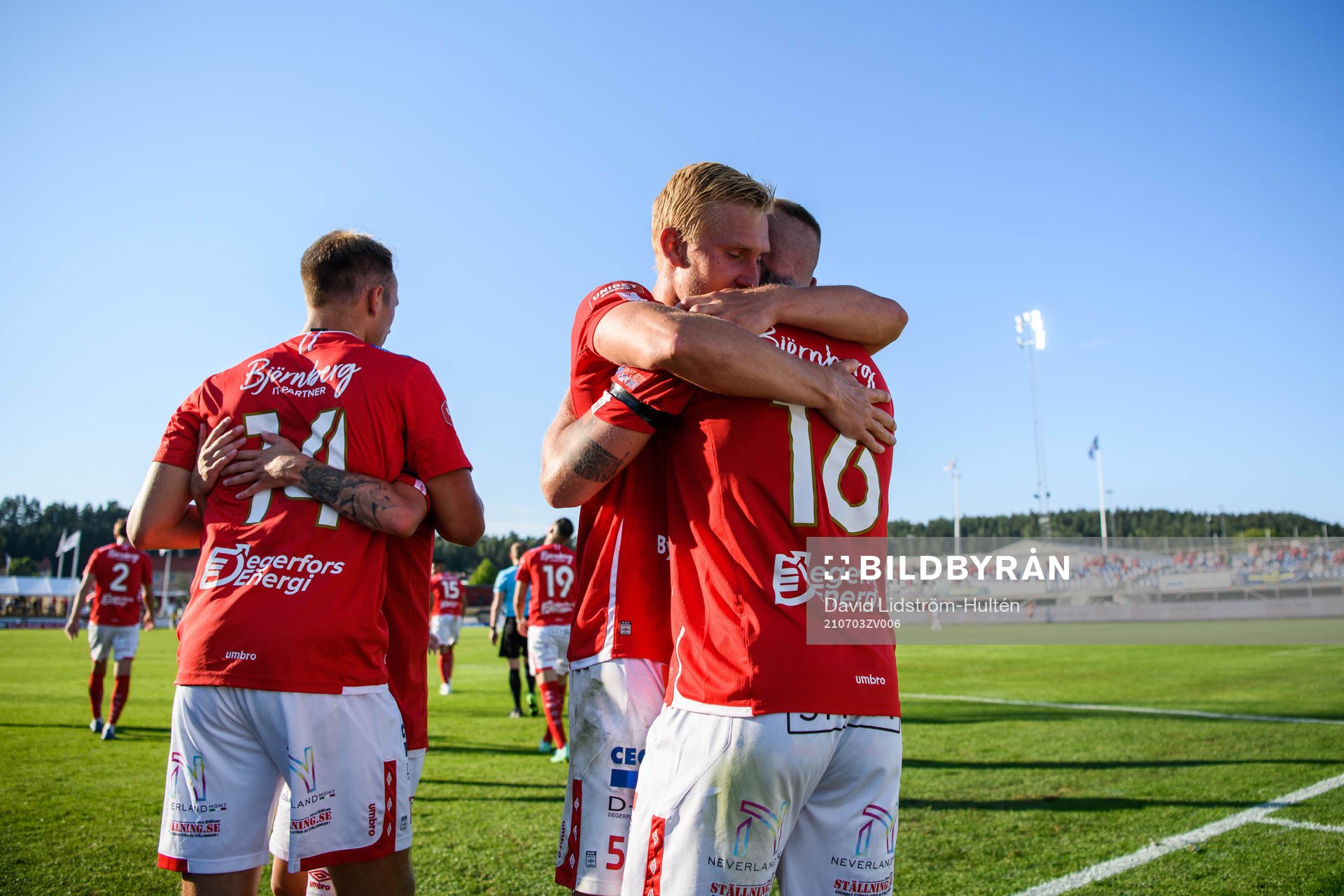 Degerfors Villiam Dahlström och Victor Edvardsen jublar efter 3-1 under fotbollsmatchen i Allsvenskan mellan Degerfors och Östersund den 3 juli 2021 i Degerfors.