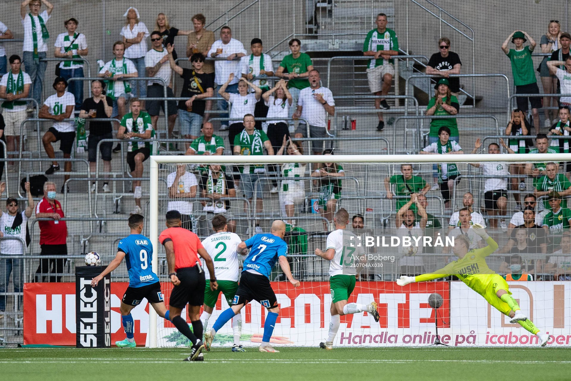 Hammarbys målvakt David Ousted räddar