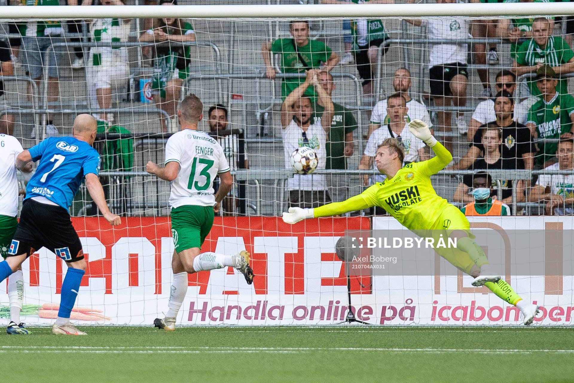 Hammarbys målvakt David Ousted räddar