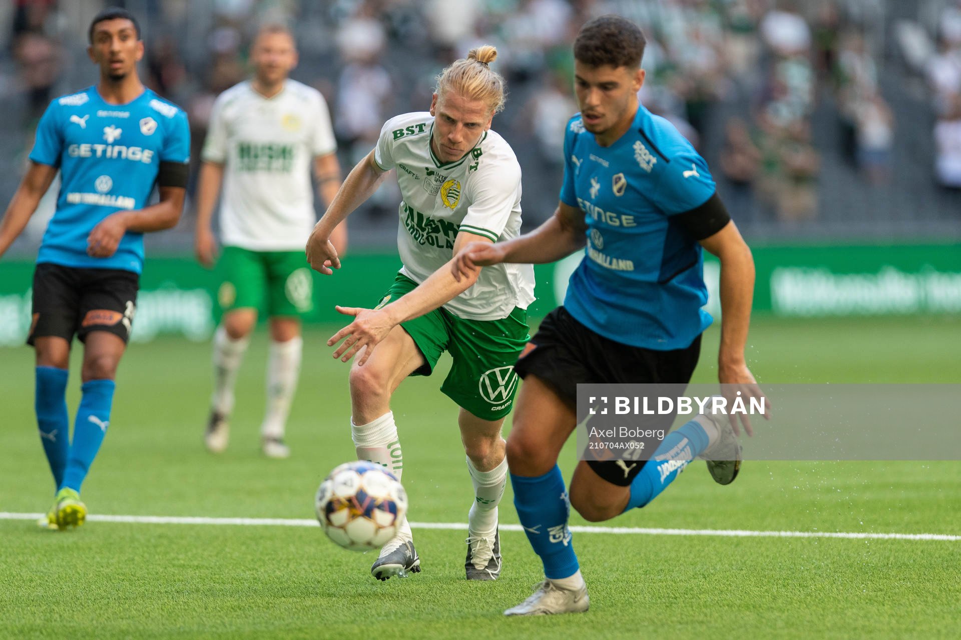 Hammarbys Gustav Ludwigson och Halmstads Edvin Kurtulus i