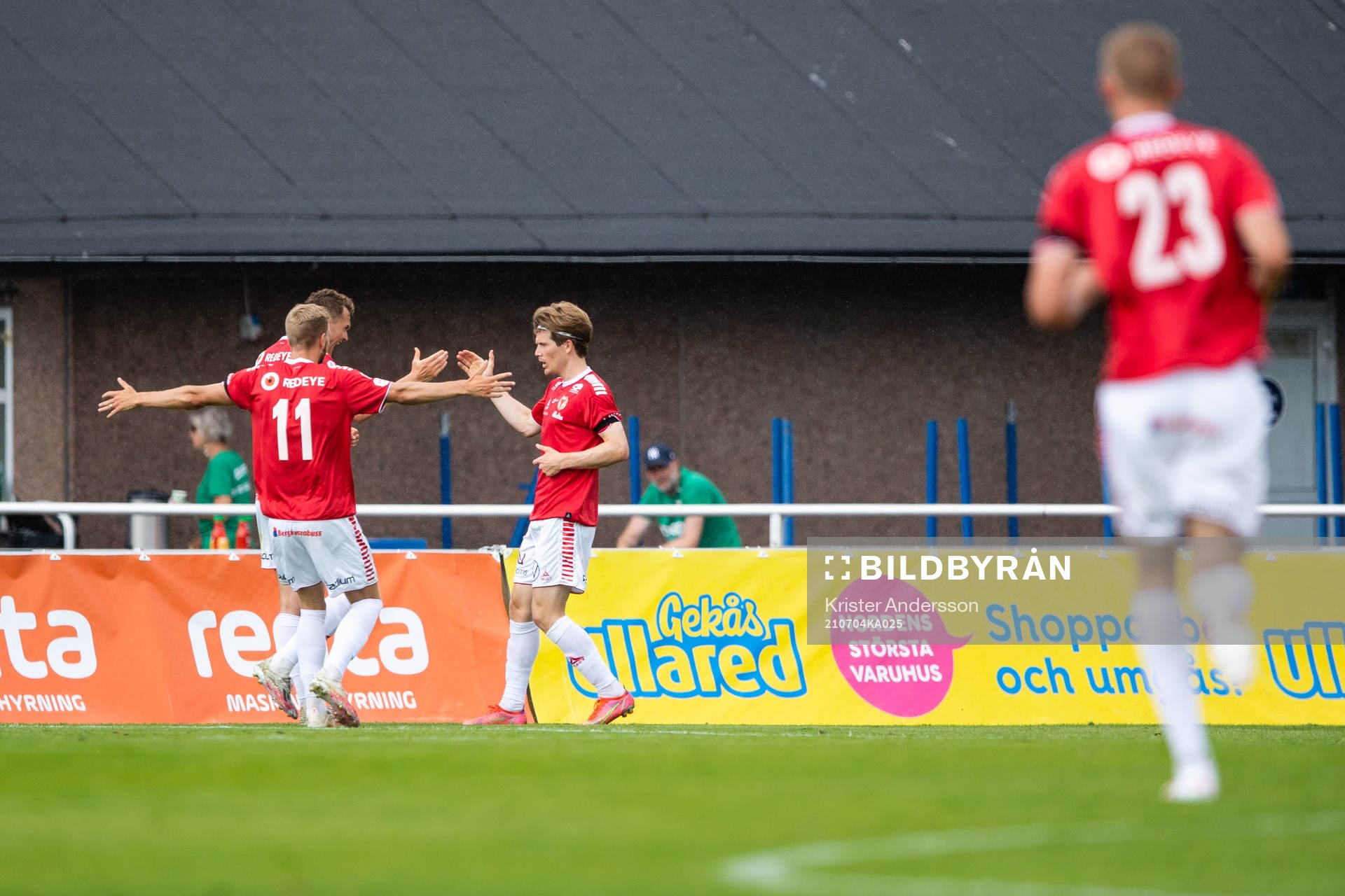 Kalmars Oliver Berg jublar efter 0-1 under fotbollsmatchen i Allsvenskan mellan Varberg och Kalmar den 4 juli 2021 i Varberg. 