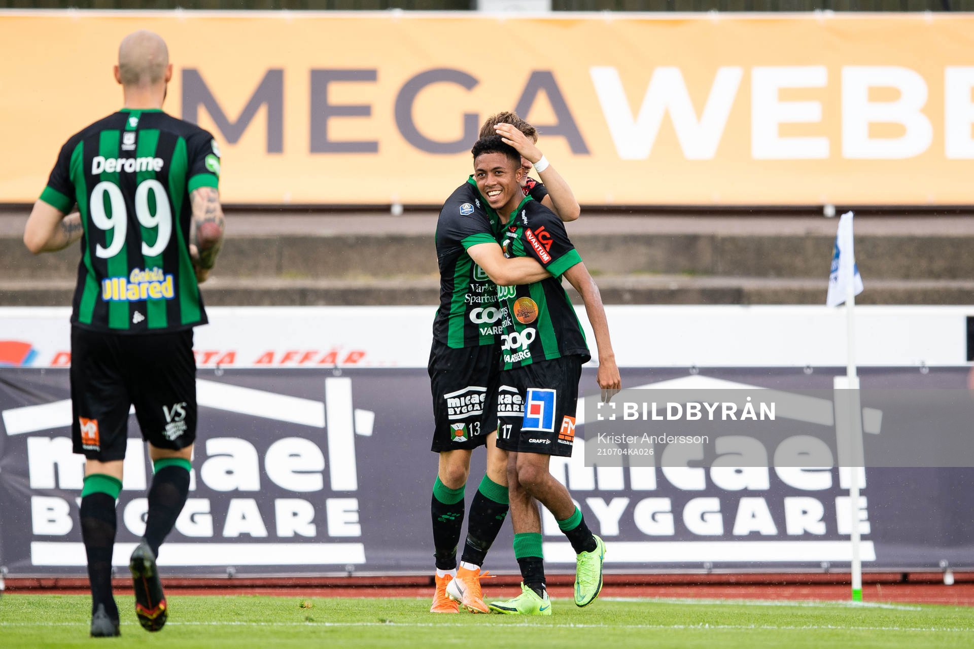 Varbergs Tashreeq Matthews jublar efter 1-1 under fotbollsmatchen i Allsvenskan mellan Varberg och Kalmar den 4 juli 2021 i Varberg. 