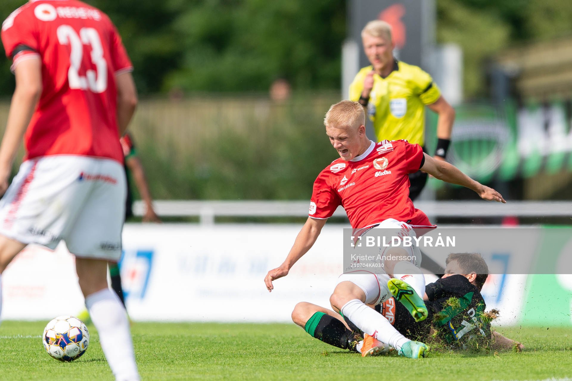Kalmars Carl Gustafsson och Varbergs Oliver Alfonsi under fotbollsmatchen i Allsvenskan mellan Varberg och Kalmar den 4 juli 2021 i Varberg. 