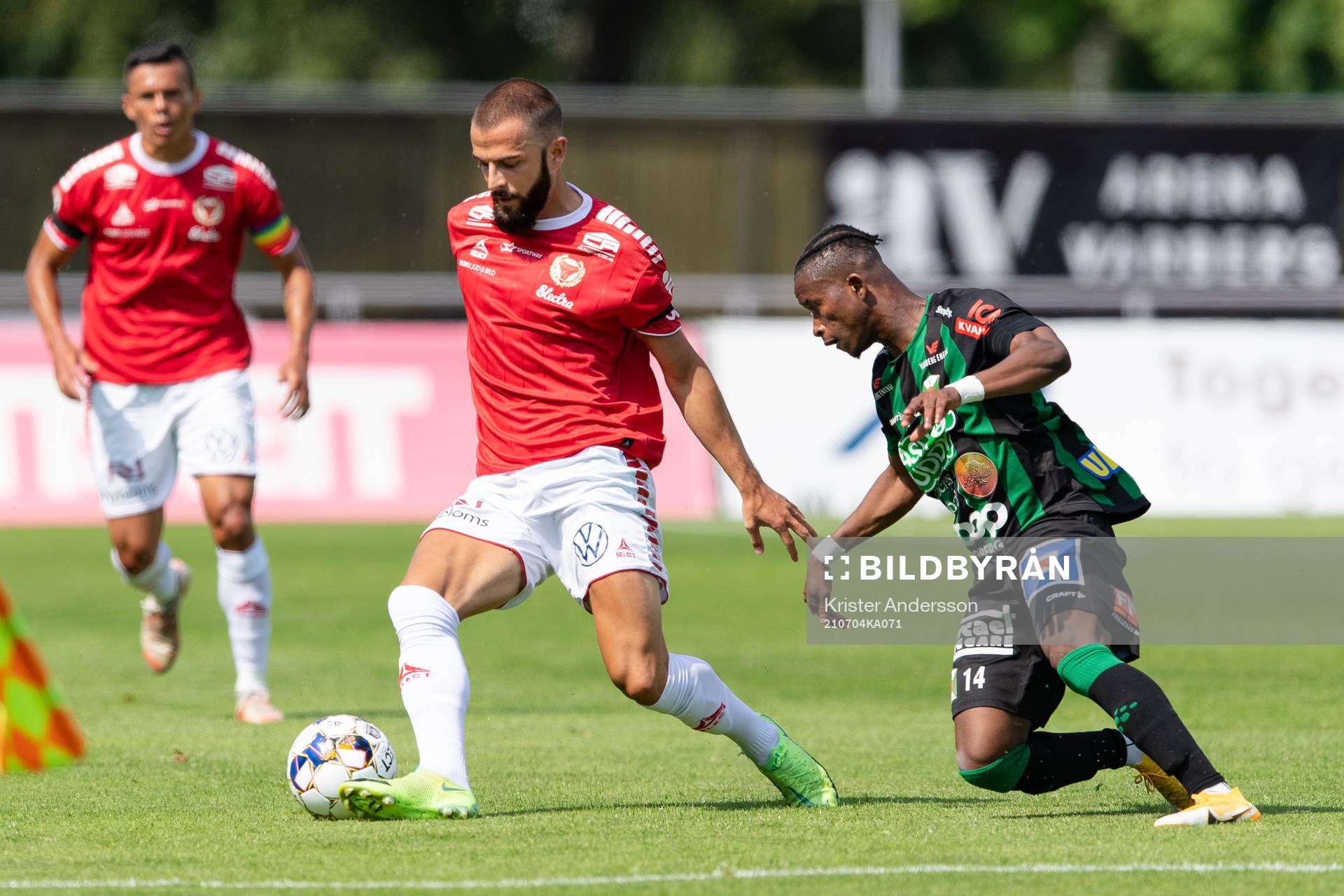 Kalmars Filip Sachpekidis och Varbergs Adama Fofana